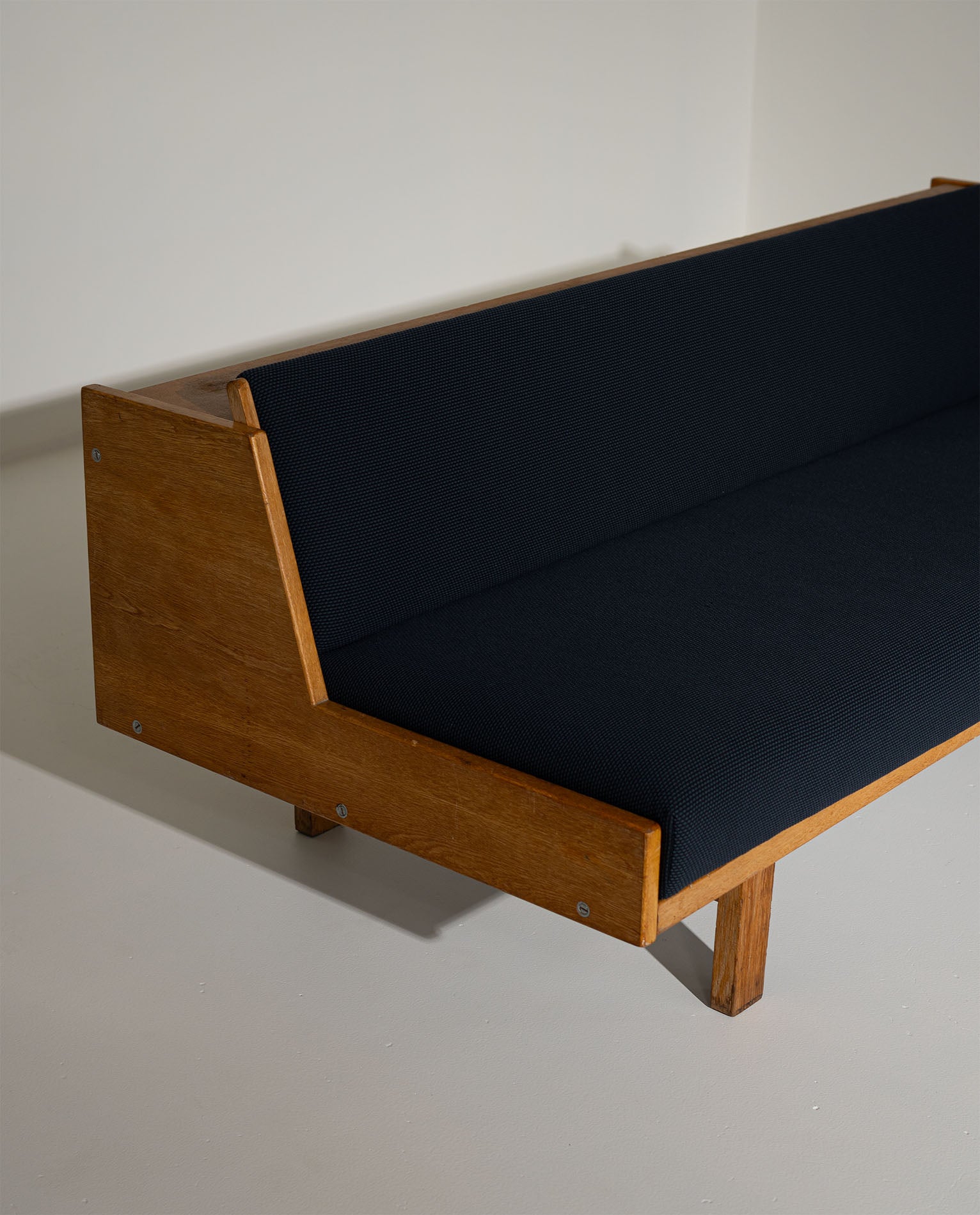 Hans_Wegner_GE258_Sofa_Bed_in_Oak_for_Getama,_Denmark,_1950s
