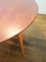 Set_of_Heart_dining_table_and_6_chairs_by_Hans_Wegner_for_Fritz_Hansen,_1952