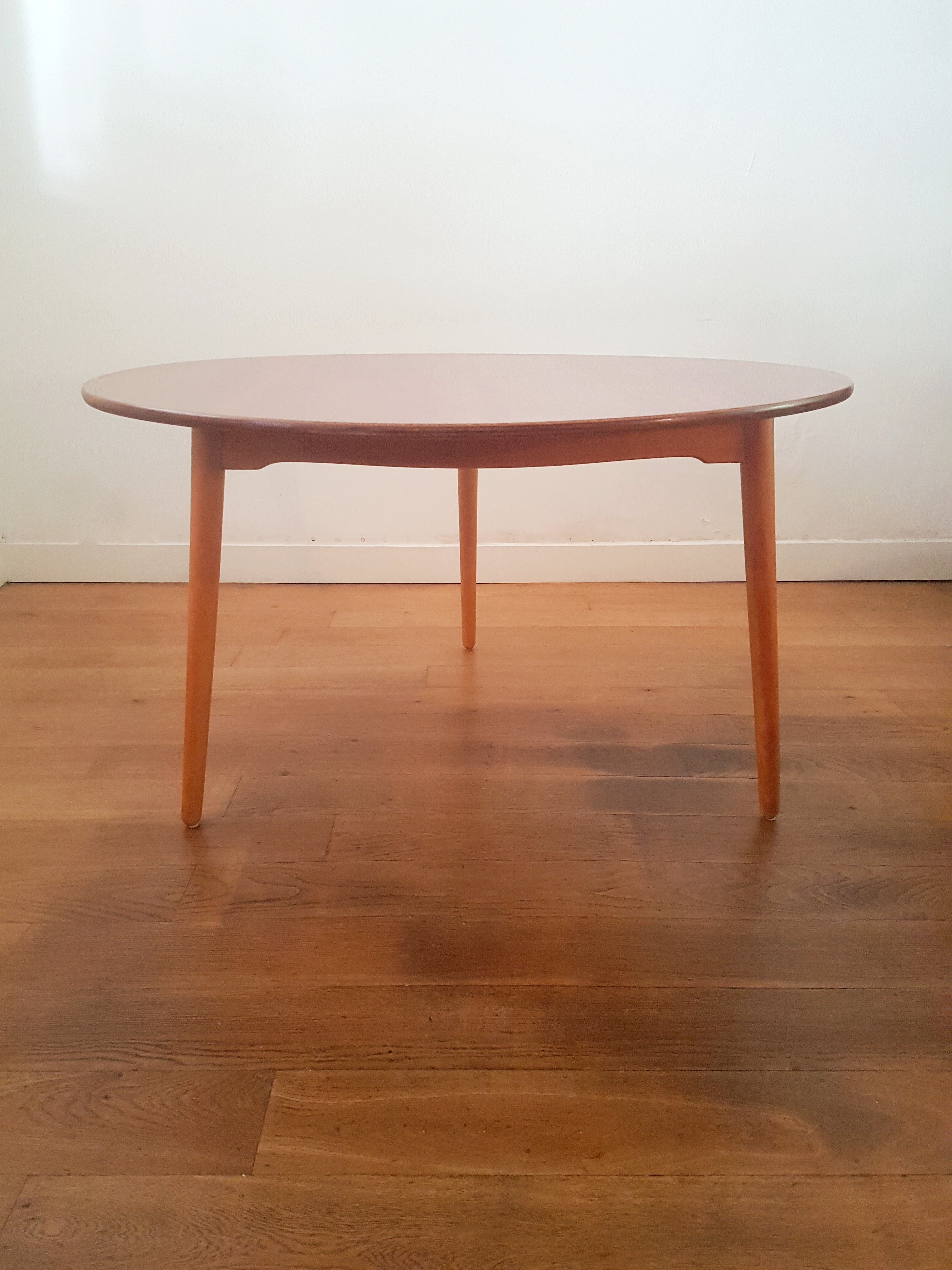 Set_of_Heart_dining_table_and_6_chairs_by_Hans_Wegner_for_Fritz_Hansen,_1952