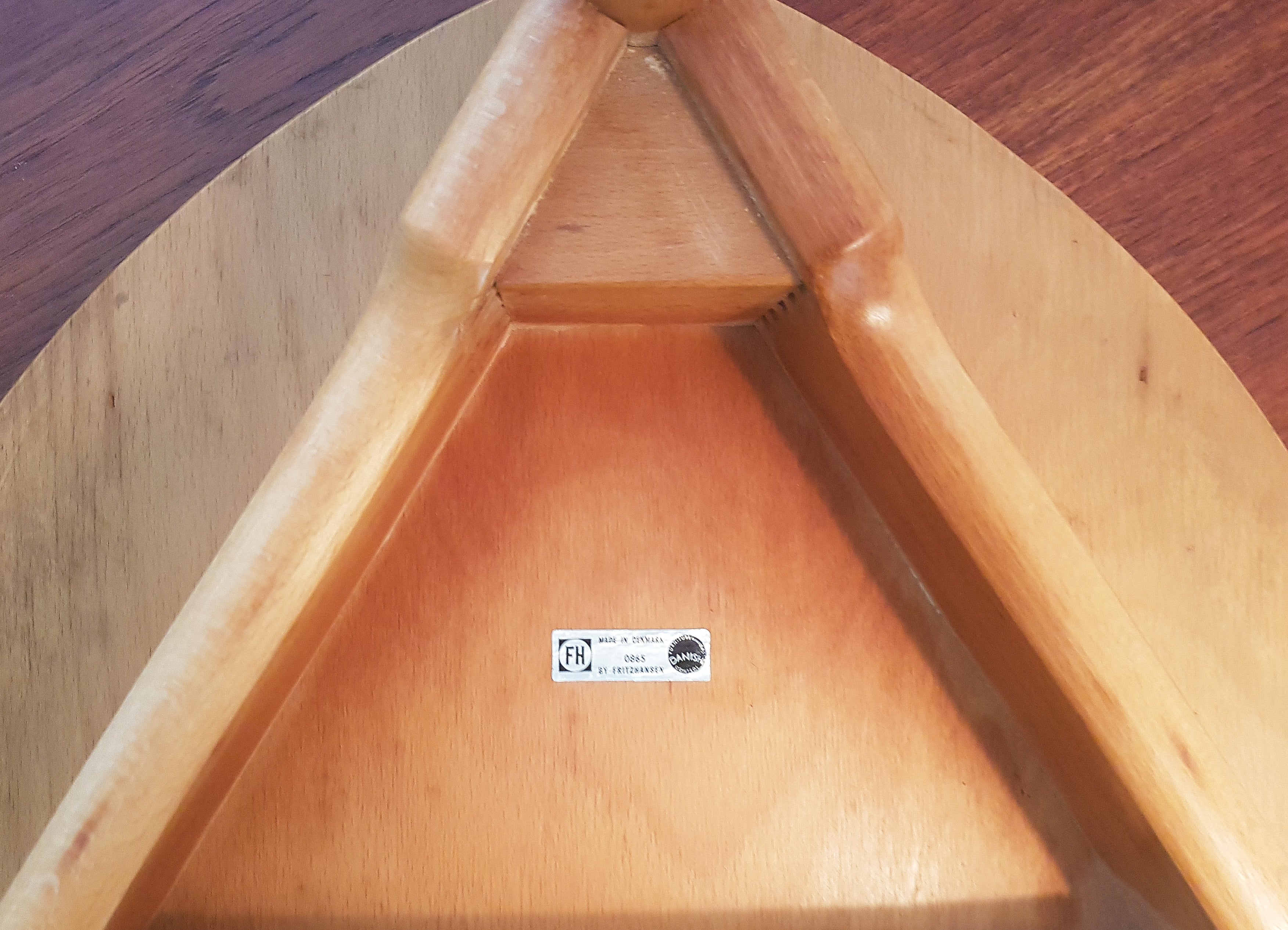 Set_of_Heart_dining_table_and_6_chairs_by_Hans_Wegner_for_Fritz_Hansen,_1952