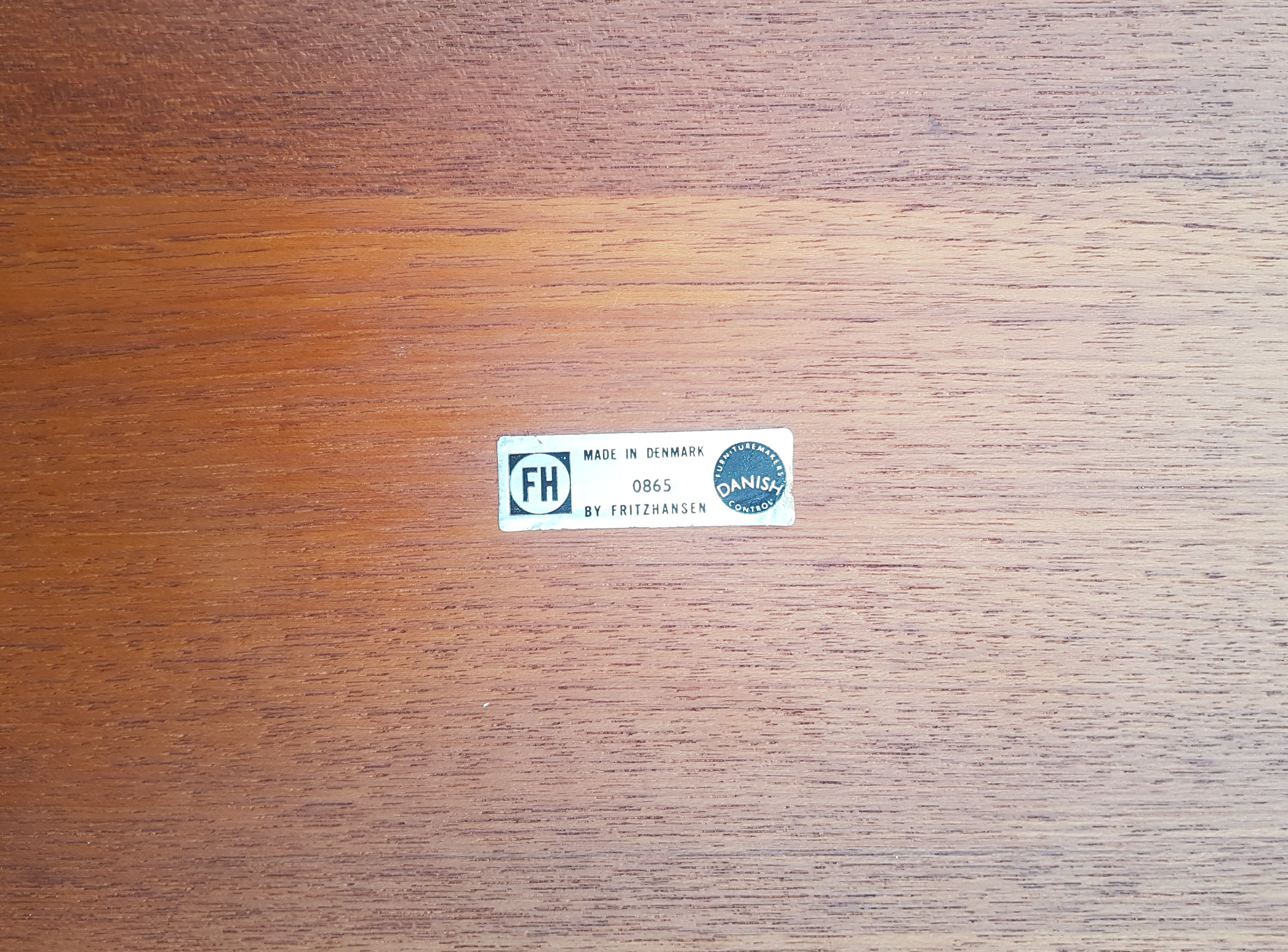 Set_of_Heart_dining_table_and_6_chairs_by_Hans_Wegner_for_Fritz_Hansen,_1952