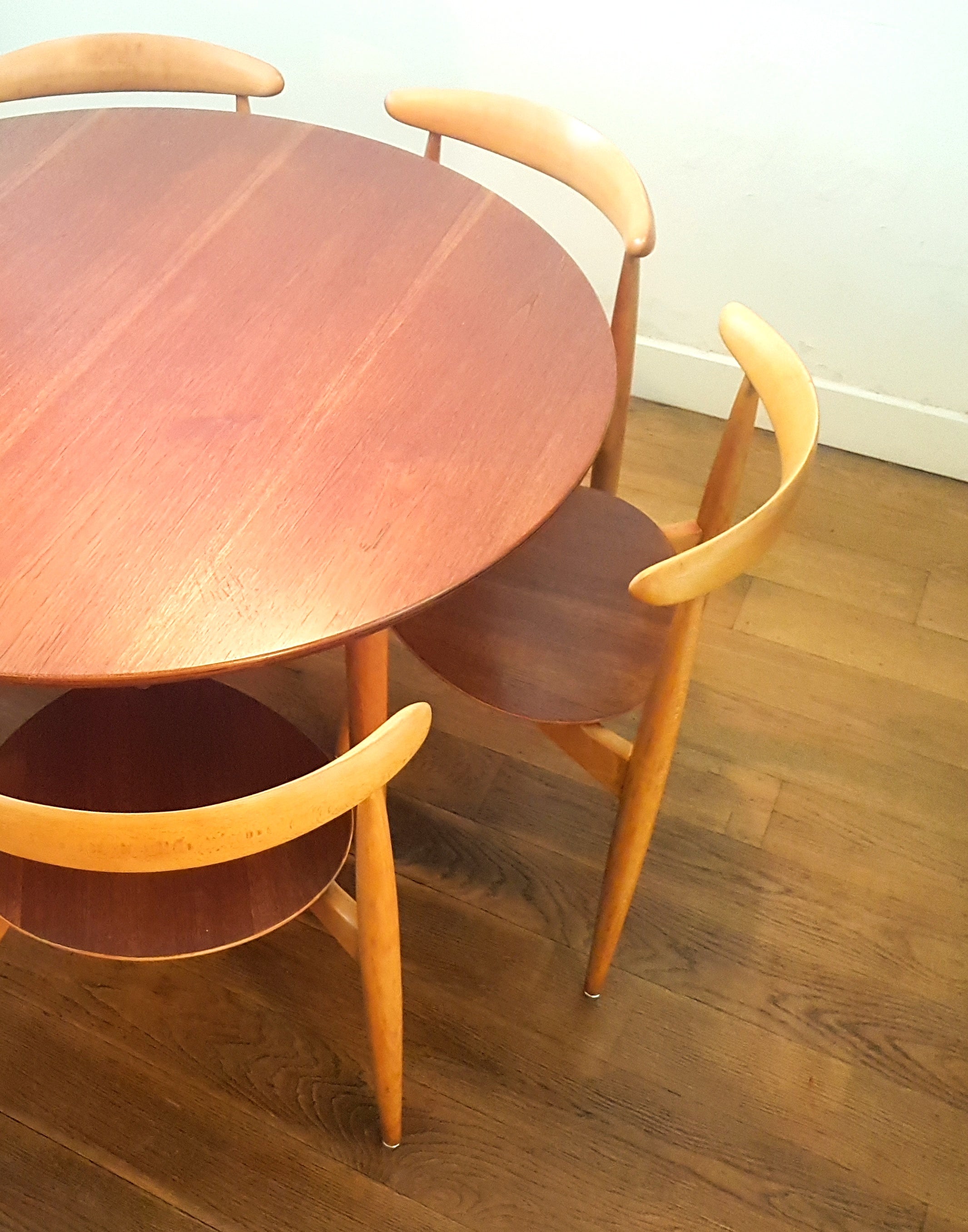 Set_of_Heart_dining_table_and_6_chairs_by_Hans_Wegner_for_Fritz_Hansen,_1952