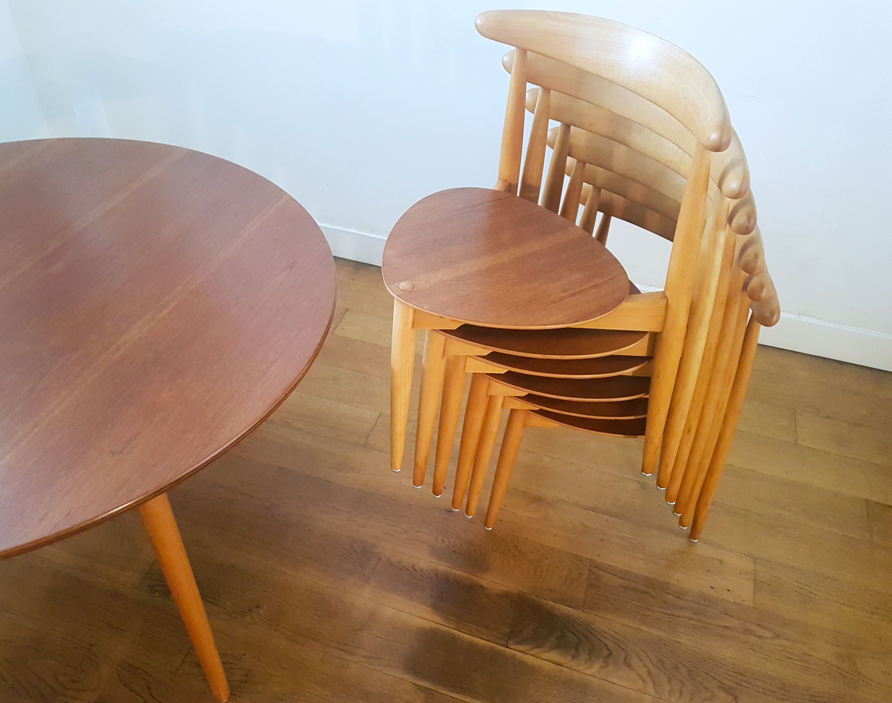 Set_of_Heart_dining_table_and_6_chairs_by_Hans_Wegner_for_Fritz_Hansen,_1952