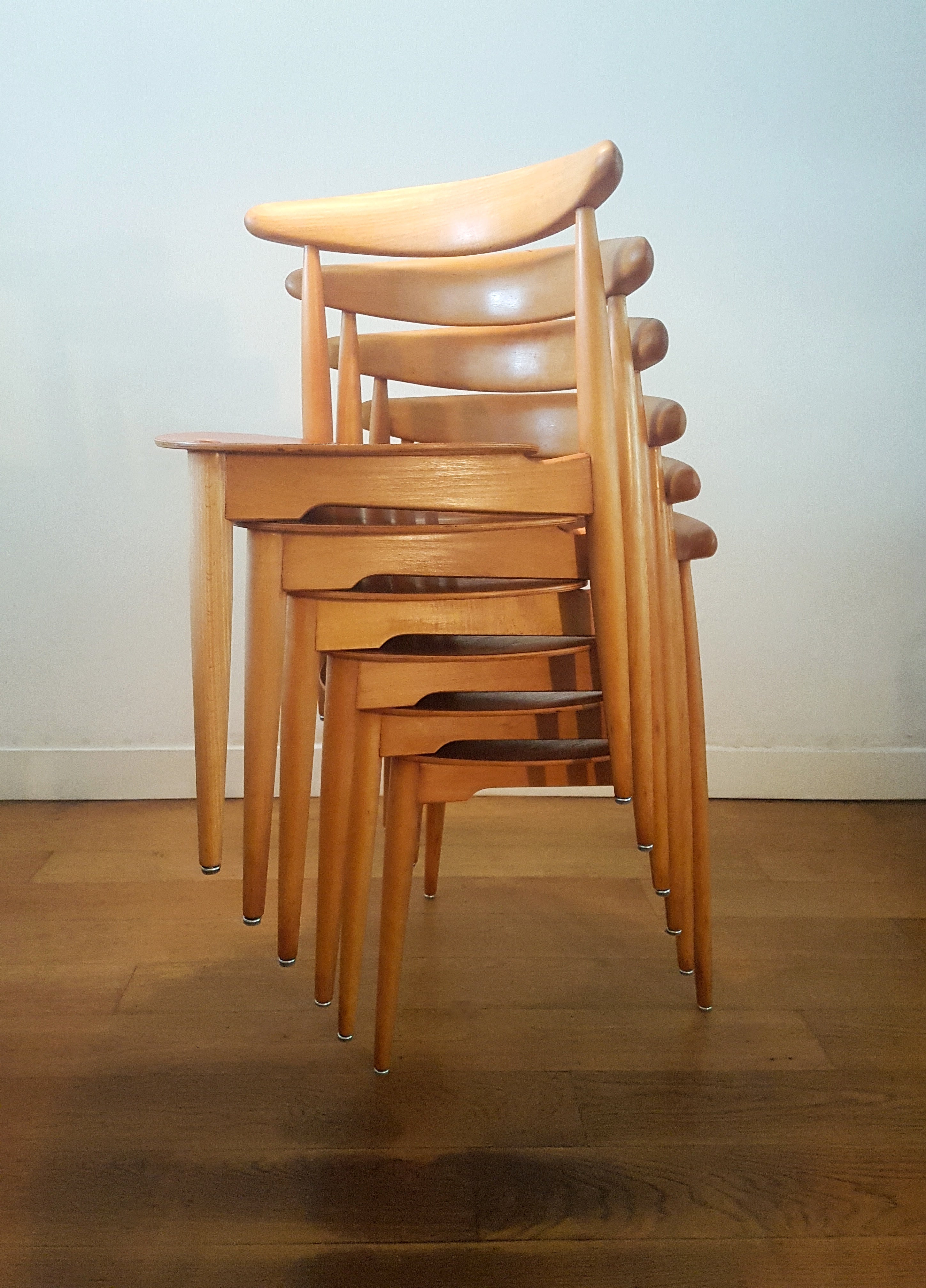 Set_of_Heart_dining_table_and_6_chairs_by_Hans_Wegner_for_Fritz_Hansen,_1952