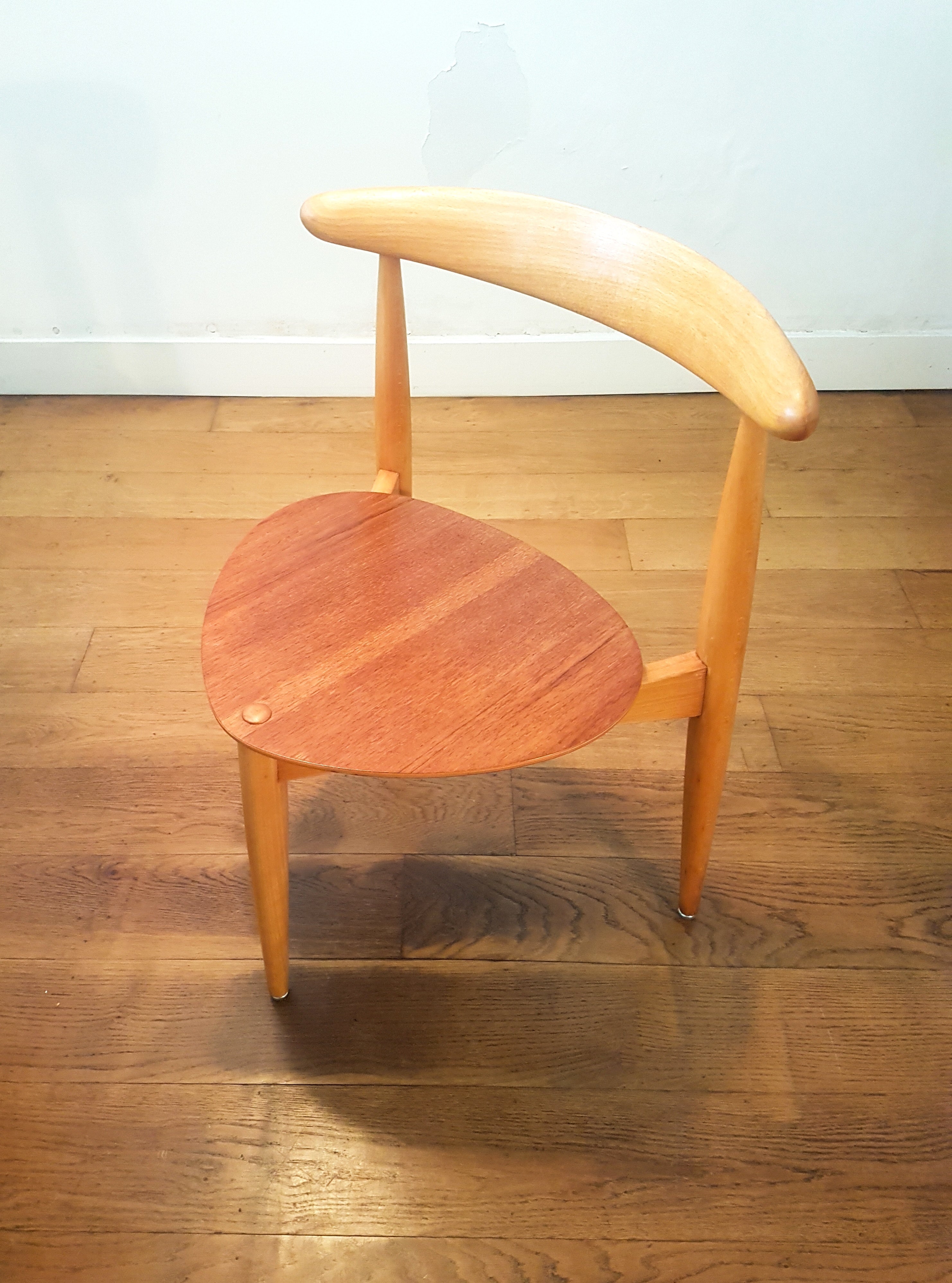 Set_of_Heart_dining_table_and_6_chairs_by_Hans_Wegner_for_Fritz_Hansen,_1952