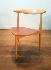 Set_of_Heart_dining_table_and_6_chairs_by_Hans_Wegner_for_Fritz_Hansen,_1952