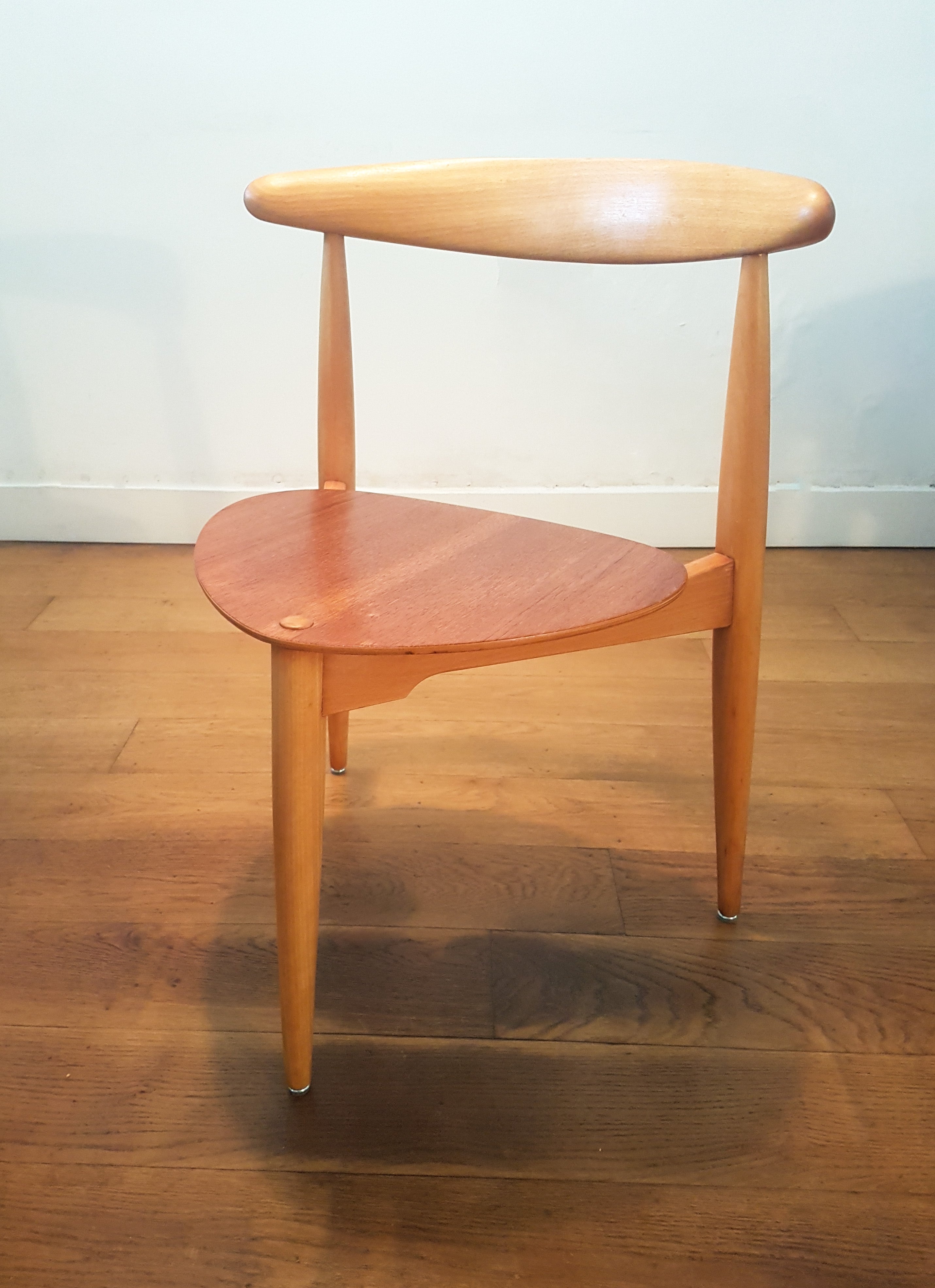 Set_of_Heart_dining_table_and_6_chairs_by_Hans_Wegner_for_Fritz_Hansen,_1952