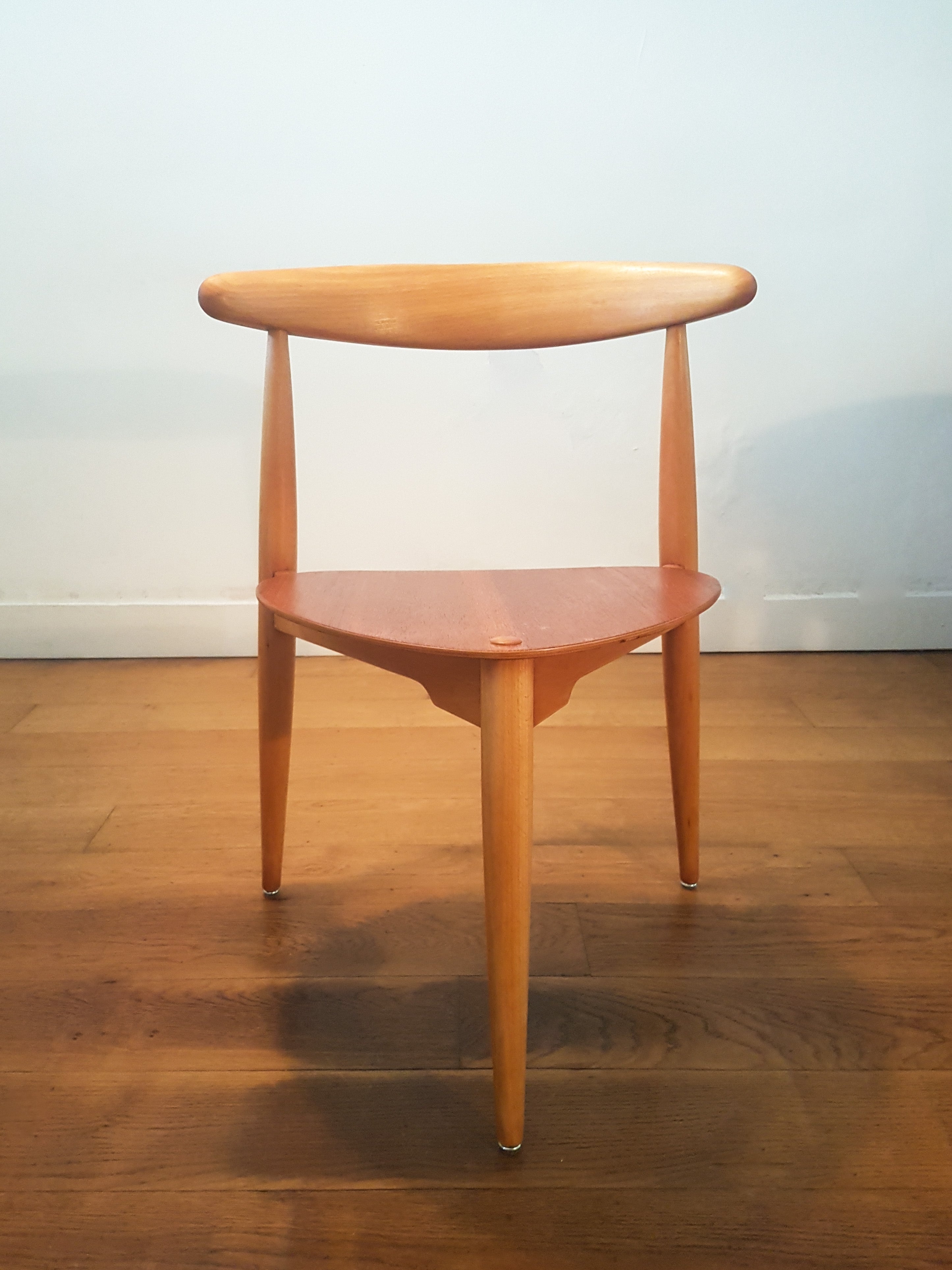 Set_of_Heart_dining_table_and_6_chairs_by_Hans_Wegner_for_Fritz_Hansen,_1952