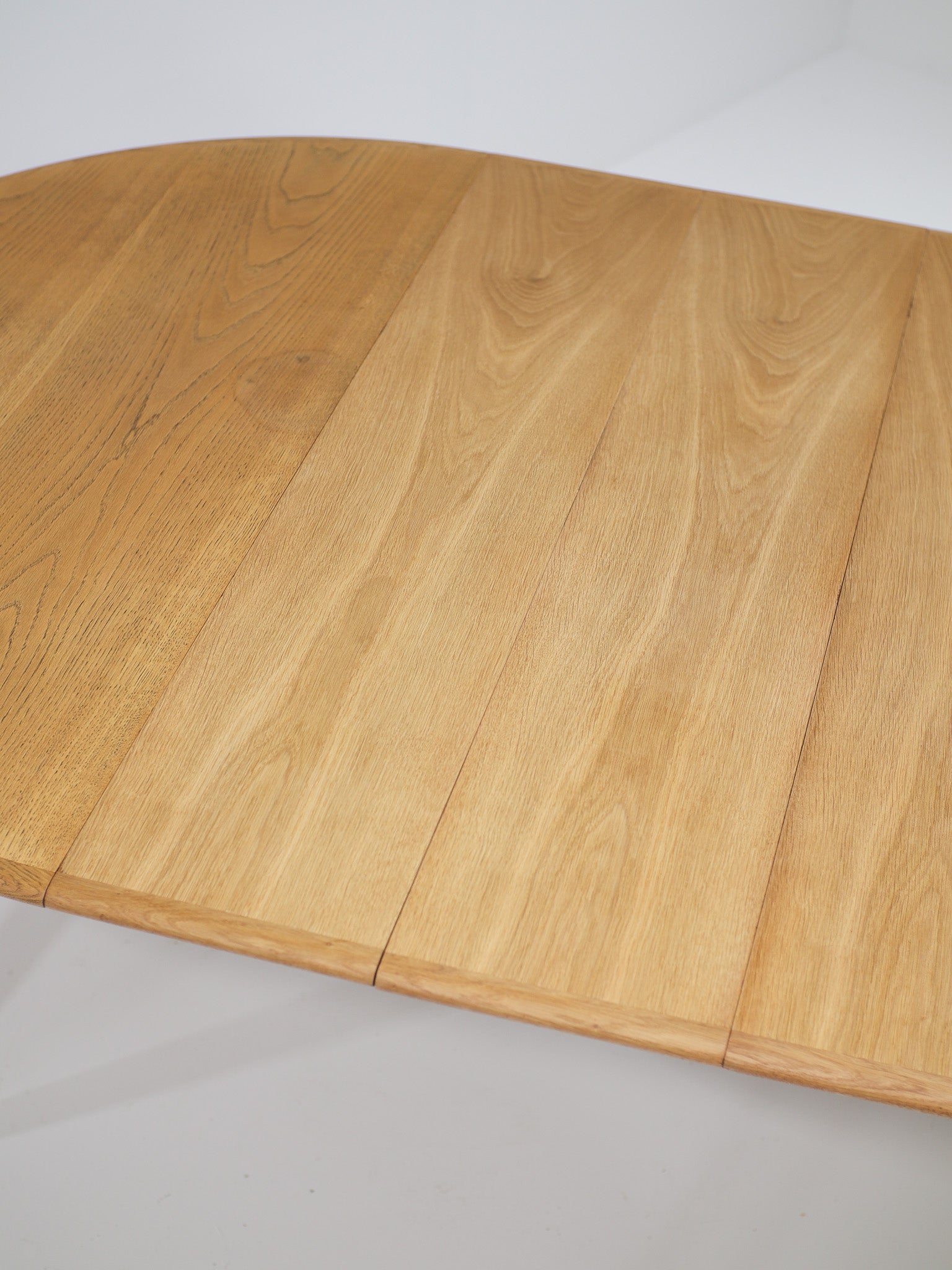 Henning_Kjaernulf_62_extendable_round_dining_table_for_Sorø_in_oak,_Denmark_1960s