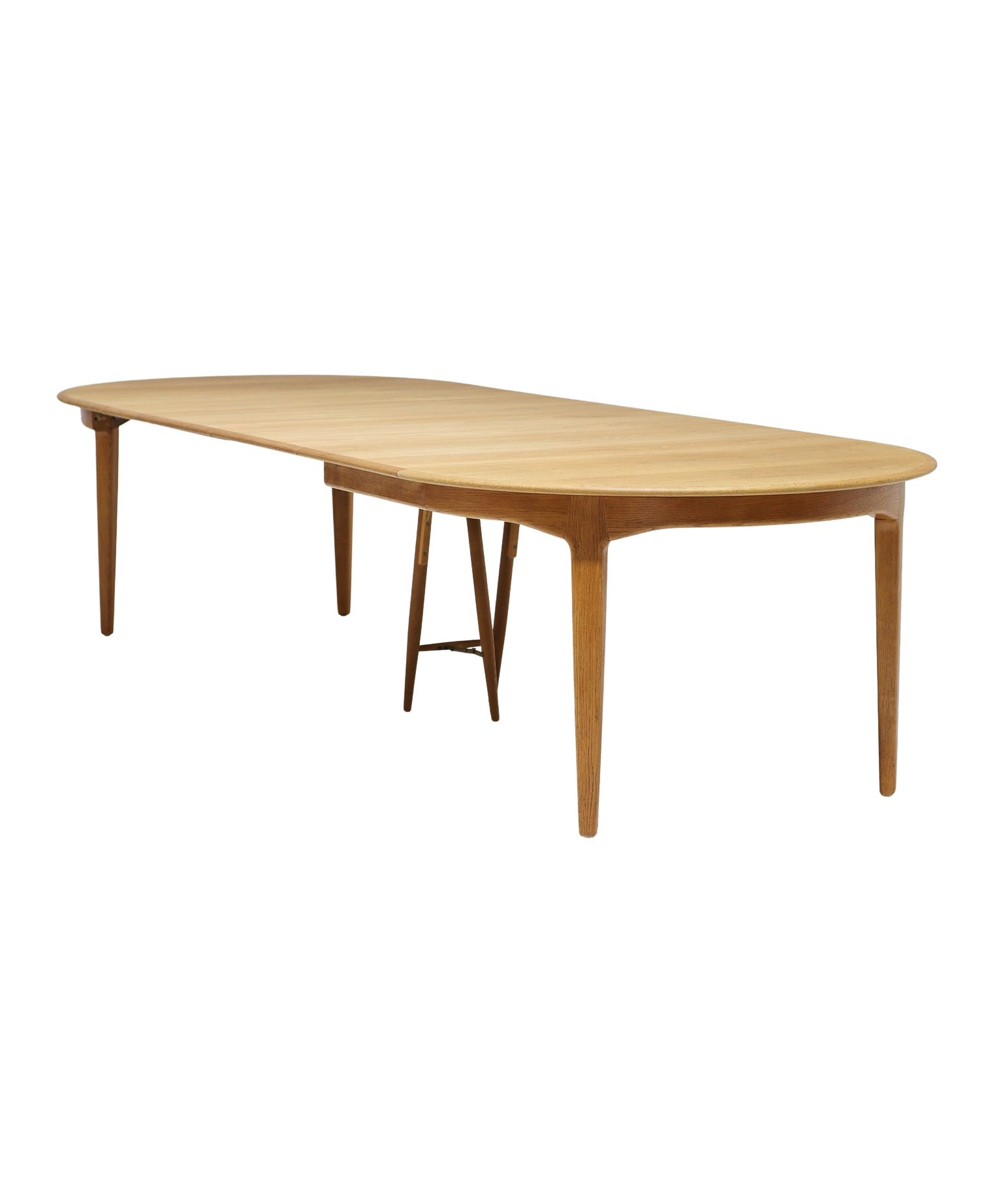 Henning_Kjaernulf_62_extendable_round_dining_table_for_Sorø_in_oak,_Denmark_1960s