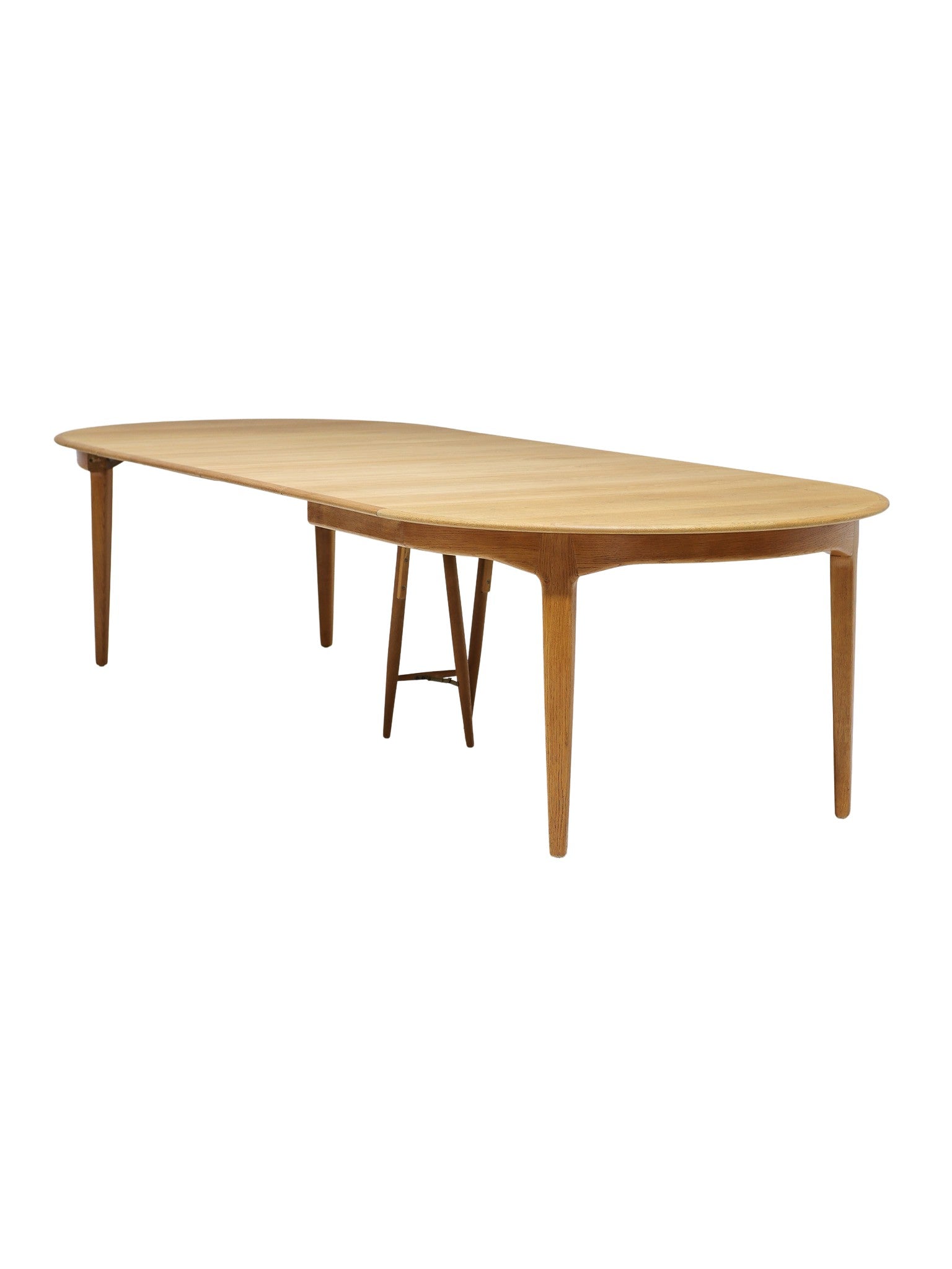 Henning_Kjaernulf_62_extendable_round_dining_table_for_Sorø_in_oak,_Denmark_1960s