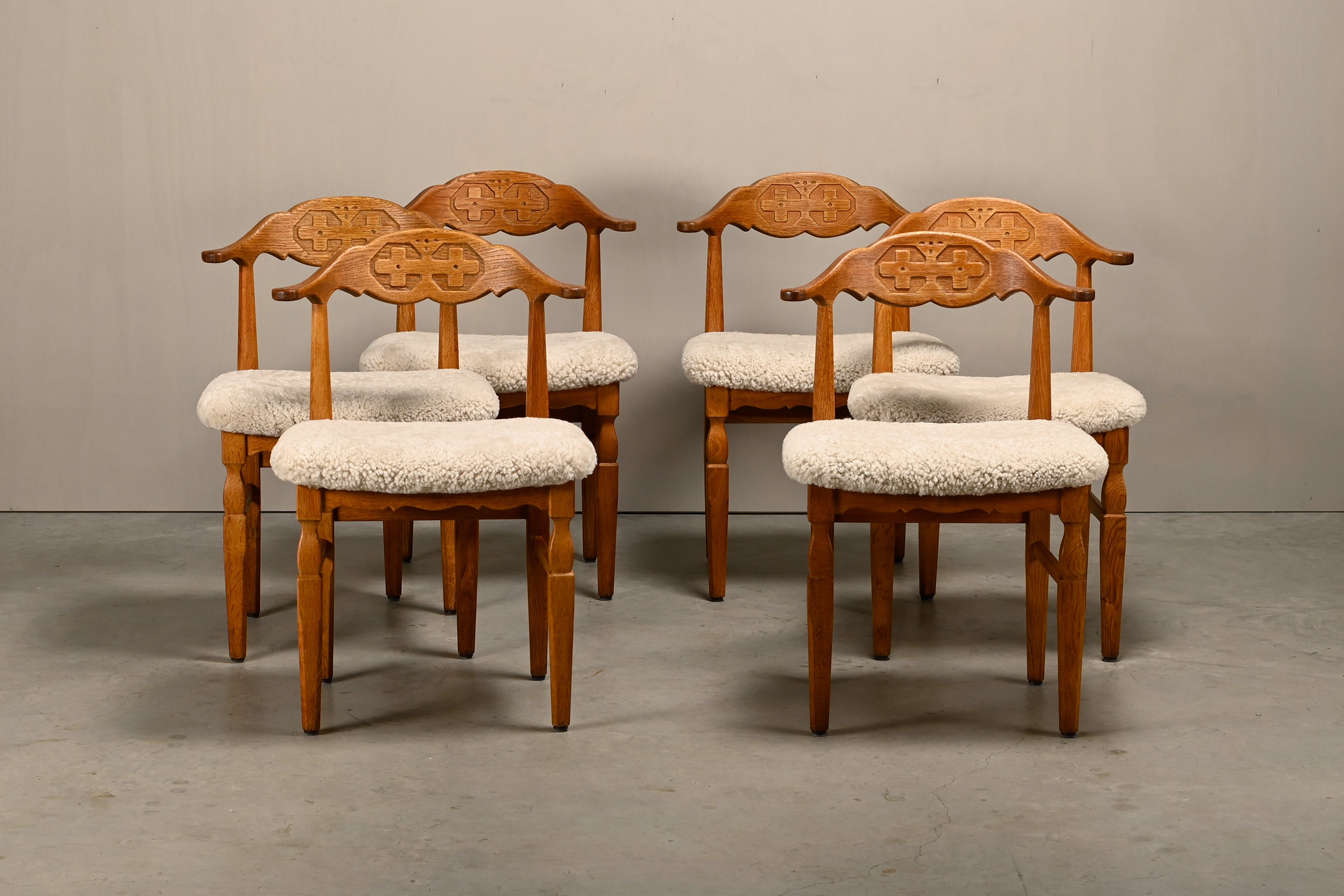 Set_of_6_Brutalist_Oak_Dining_Chairs_by_Henning_Kjærnulf_for_EG_Kvalitetsmøbel,_Danish_Mid_Century_Modern
