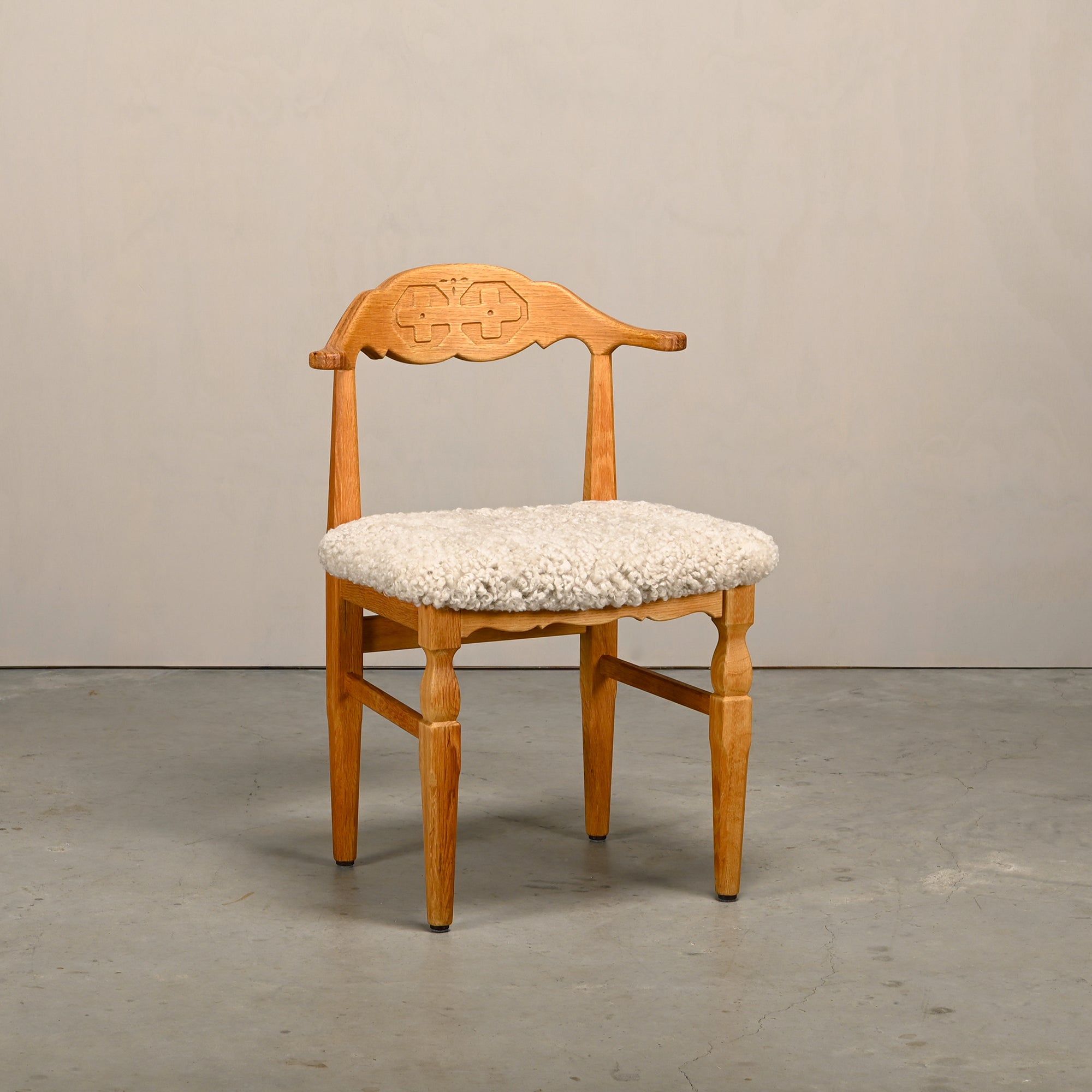 Set_of_8_Brutalist_Oak_Dining_Chairs_by_Henning_Kjærnulf_for_EG_Kvalitetsmøbel,_Off-White_Sheepskin,_Denmark,_1960s