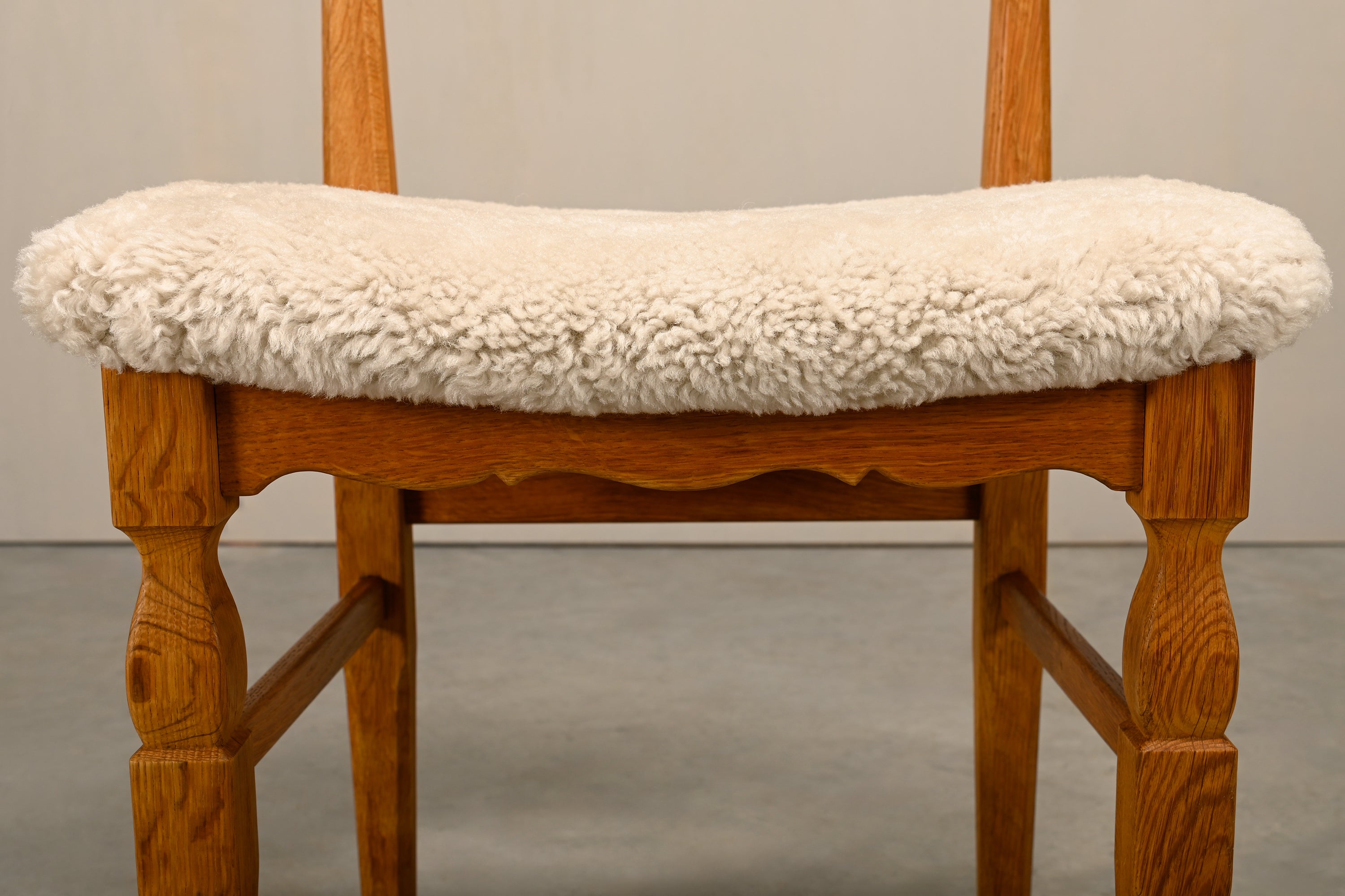 Set_of_6_Brutalist_Oak_Dining_Chairs_by_Henning_Kjærnulf_for_EG_Kvalitetsmøbel,_Danish_Mid_Century_Modern