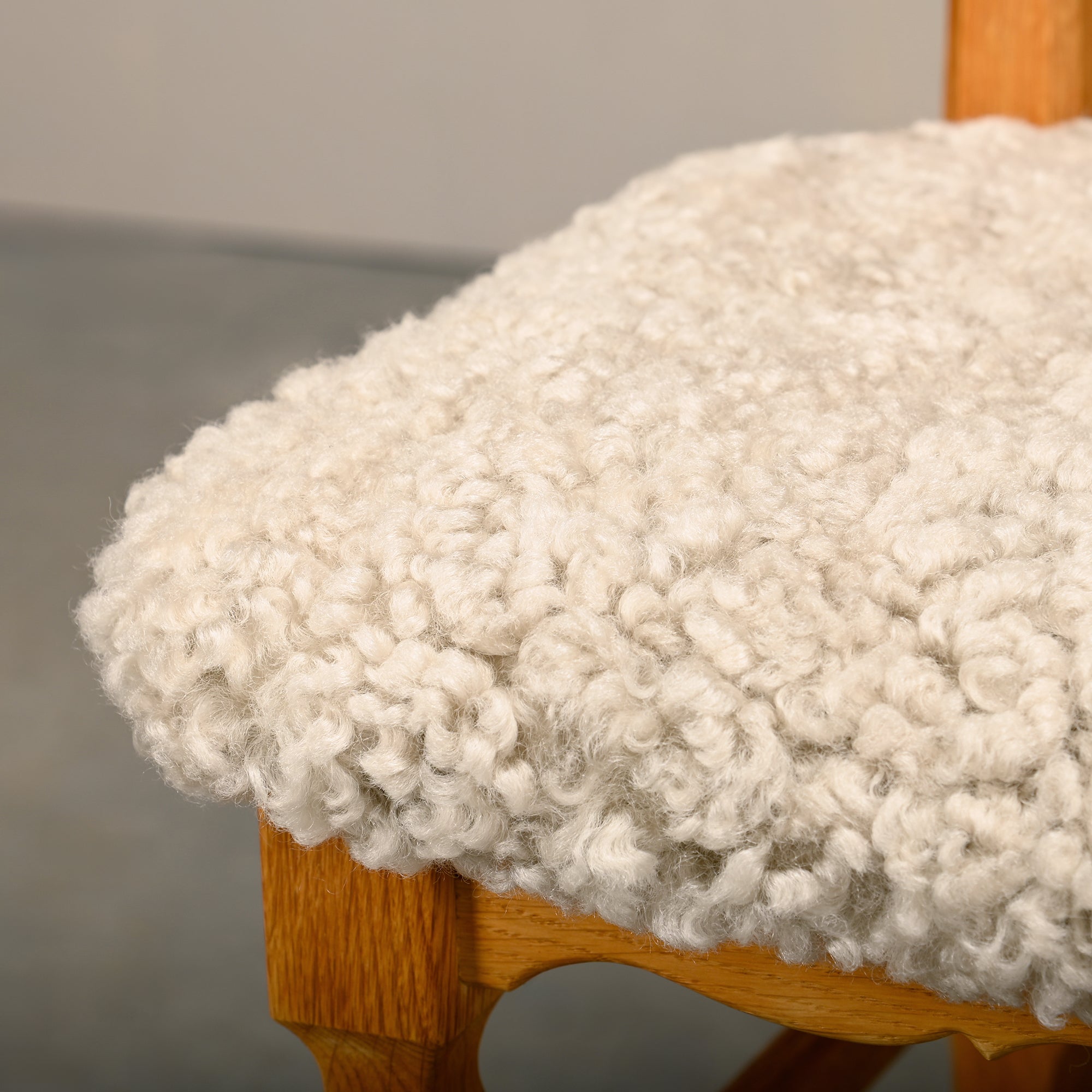 Set_of_8_Brutalist_Oak_Dining_Chairs_by_Henning_Kjærnulf_for_EG_Kvalitetsmøbel,_Off-White_Sheepskin,_Denmark,_1960s