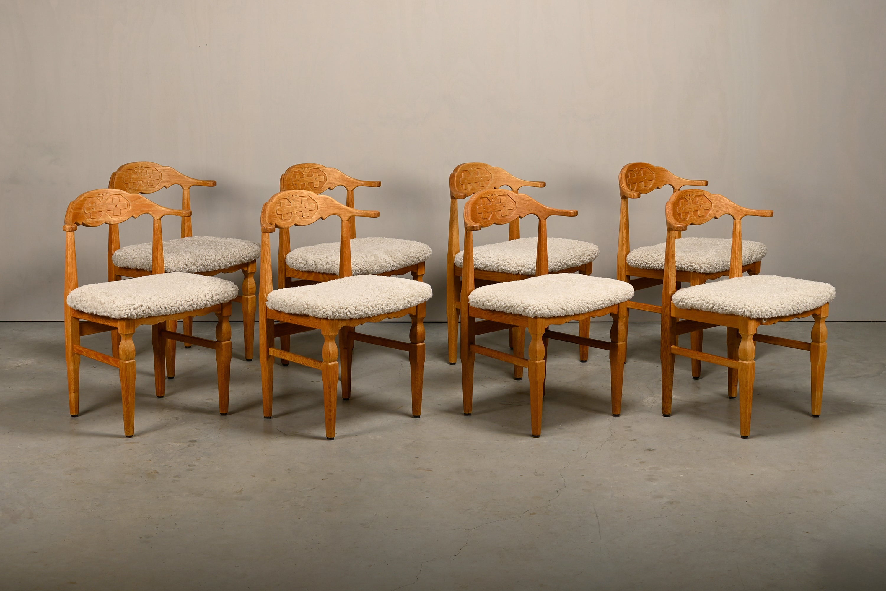 Set_of_8_Brutalist_Oak_Dining_Chairs_by_Henning_Kjærnulf_for_EG_Kvalitetsmøbel,_Off-White_Sheepskin,_Denmark,_1960s