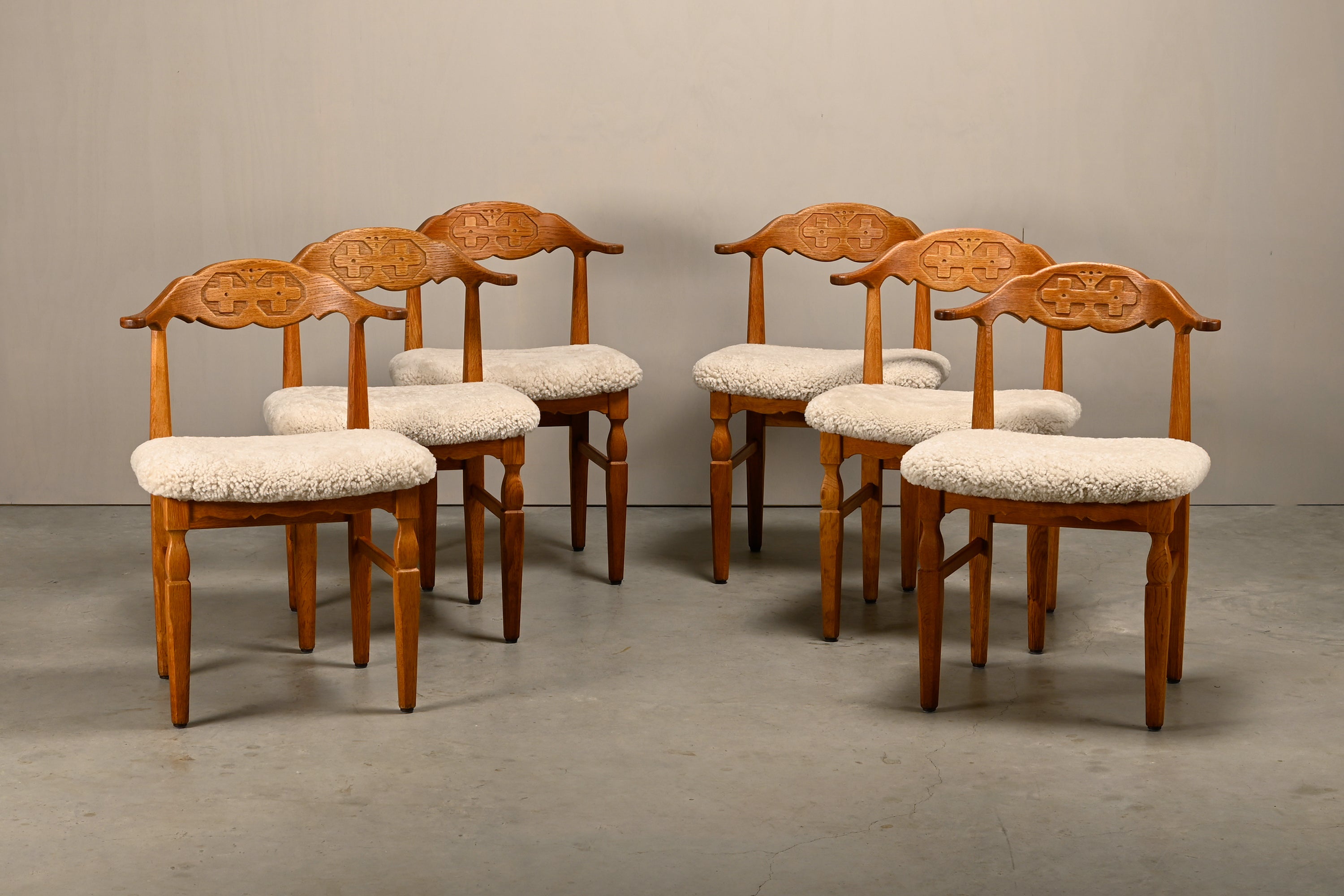 Set_of_6_Brutalist_Oak_Dining_Chairs_by_Henning_Kjærnulf_for_EG_Kvalitetsmøbel,_Danish_Mid_Century_Modern
