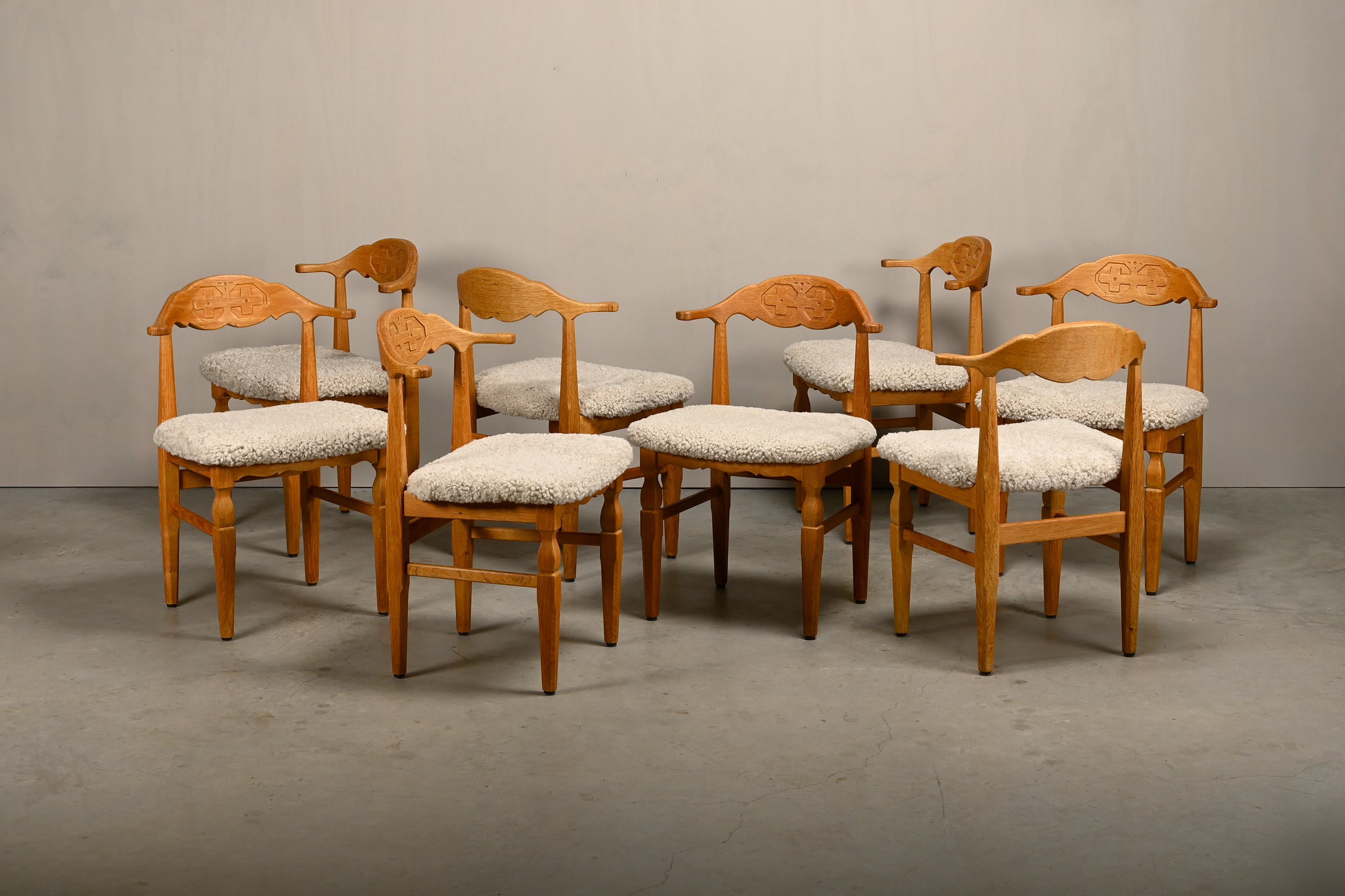 Set_of_8_Brutalist_Oak_Dining_Chairs_by_Henning_Kjærnulf_for_EG_Kvalitetsmøbel,_Off-White_Sheepskin,_Denmark,_1960s