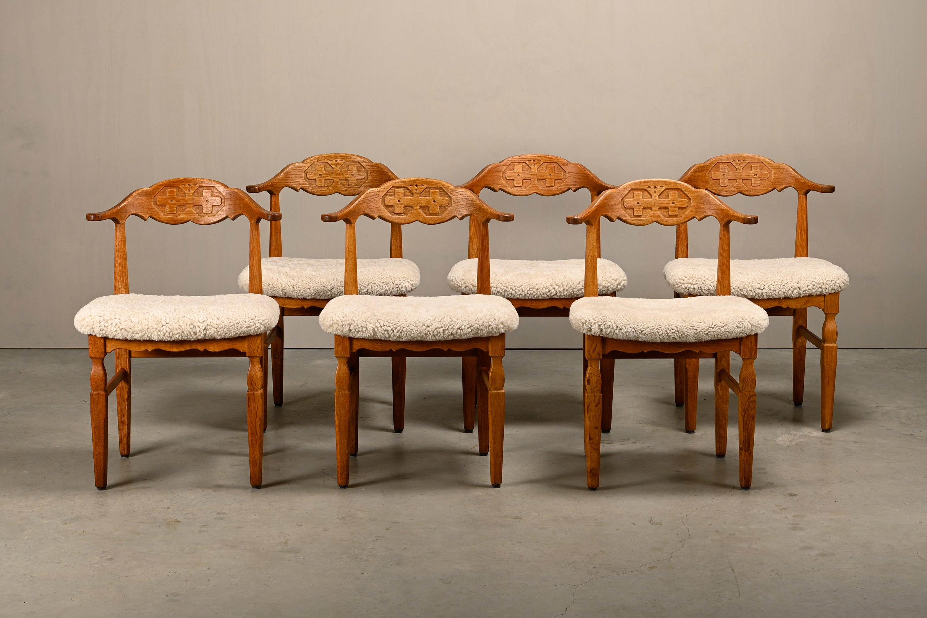 Set_of_6_Brutalist_Oak_Dining_Chairs_by_Henning_Kjærnulf_for_EG_Kvalitetsmøbel,_Danish_Mid_Century_Modern