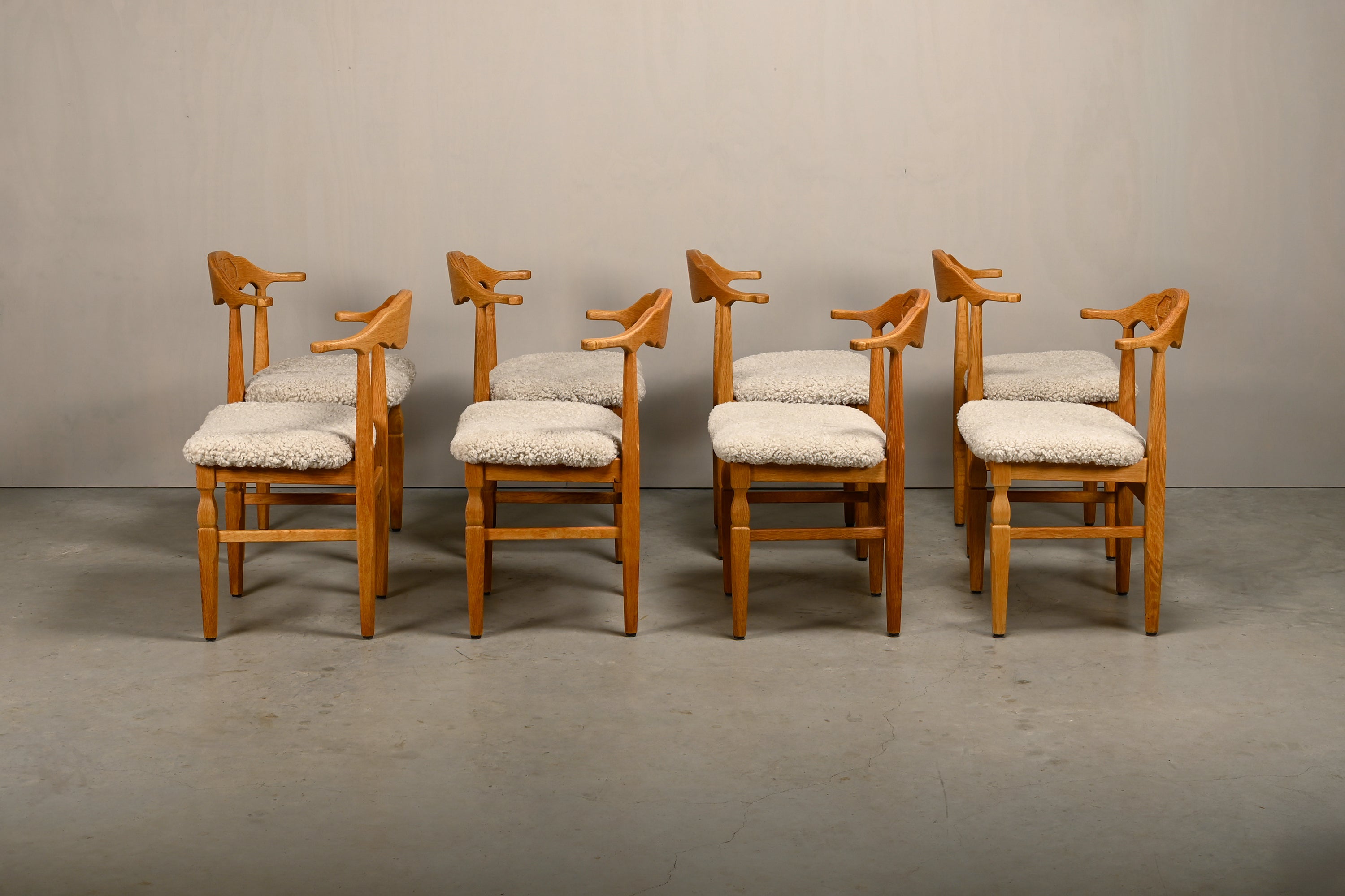Set_of_8_Brutalist_Oak_Dining_Chairs_by_Henning_Kjærnulf_for_EG_Kvalitetsmøbel,_Off-White_Sheepskin,_Denmark,_1960s
