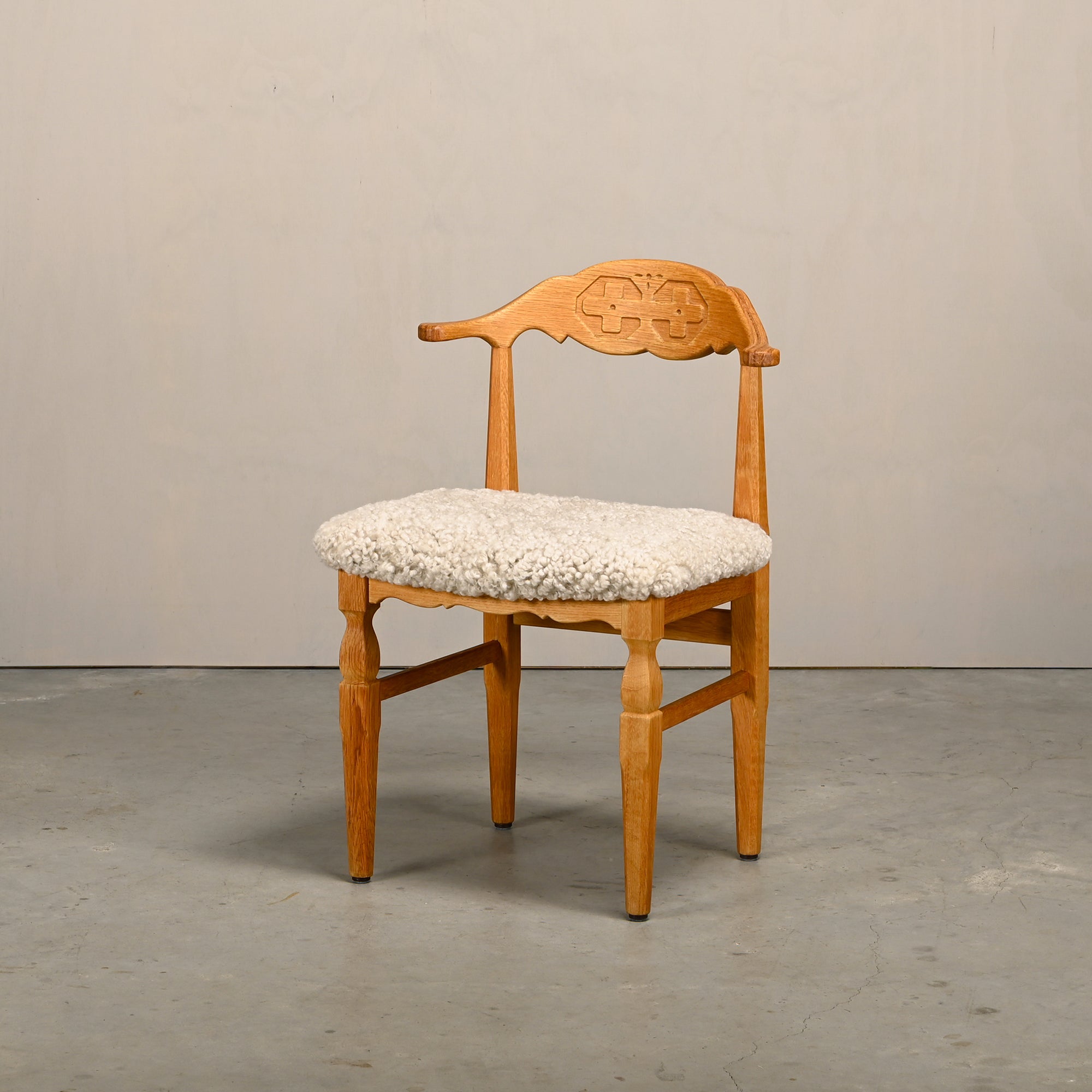 Set_of_8_Brutalist_Oak_Dining_Chairs_by_Henning_Kjærnulf_for_EG_Kvalitetsmøbel,_Off-White_Sheepskin,_Denmark,_1960s