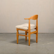 Set_of_8_Brutalist_Oak_Dining_Chairs_by_Henning_Kjærnulf_for_EG_Kvalitetsmøbel,_Off-White_Sheepskin,_Denmark,_1960s