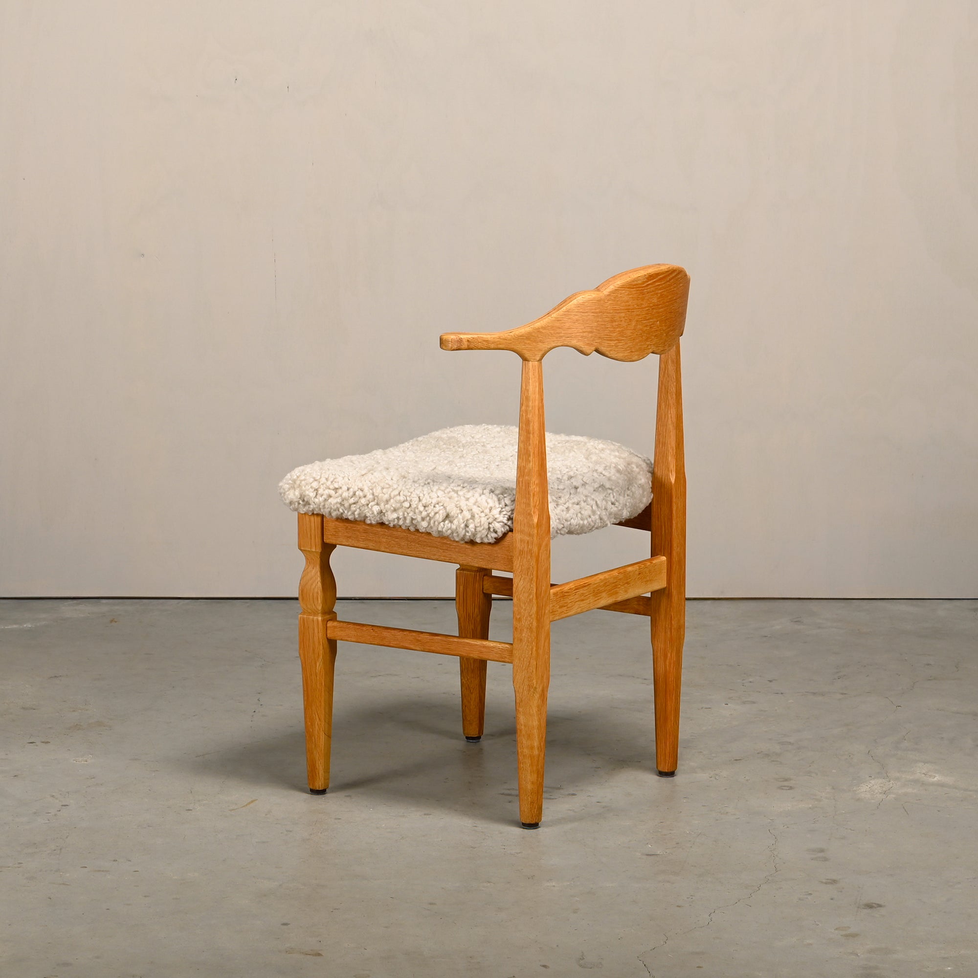 Set_of_8_Brutalist_Oak_Dining_Chairs_by_Henning_Kjærnulf_for_EG_Kvalitetsmøbel,_Off-White_Sheepskin,_Denmark,_1960s