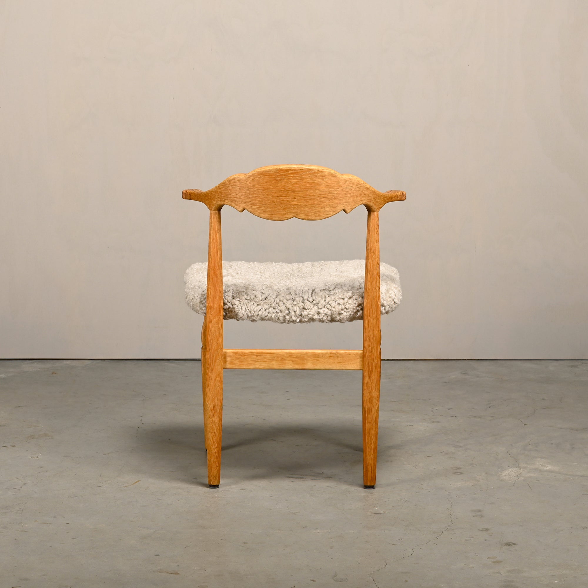Set_of_8_Brutalist_Oak_Dining_Chairs_by_Henning_Kjærnulf_for_EG_Kvalitetsmøbel,_Off-White_Sheepskin,_Denmark,_1960s