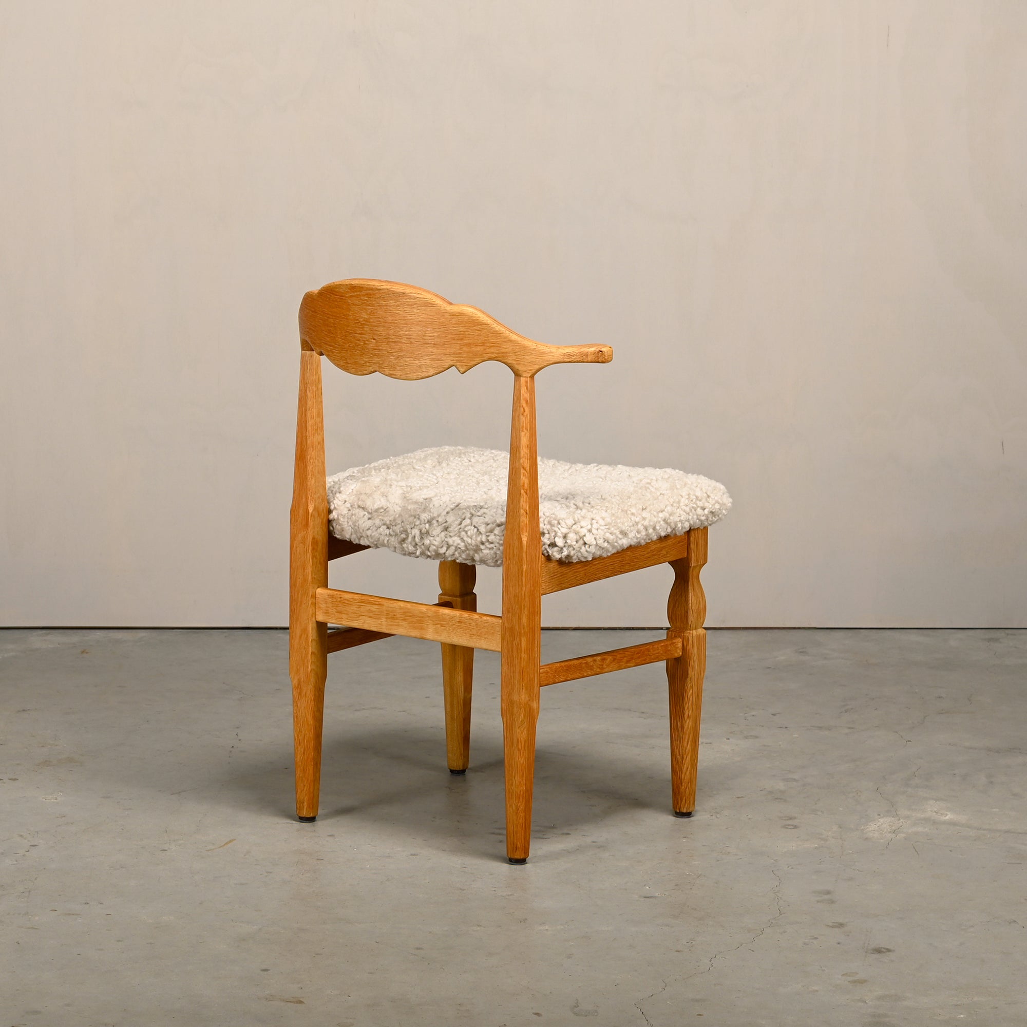 Set_of_8_Brutalist_Oak_Dining_Chairs_by_Henning_Kjærnulf_for_EG_Kvalitetsmøbel,_Off-White_Sheepskin,_Denmark,_1960s
