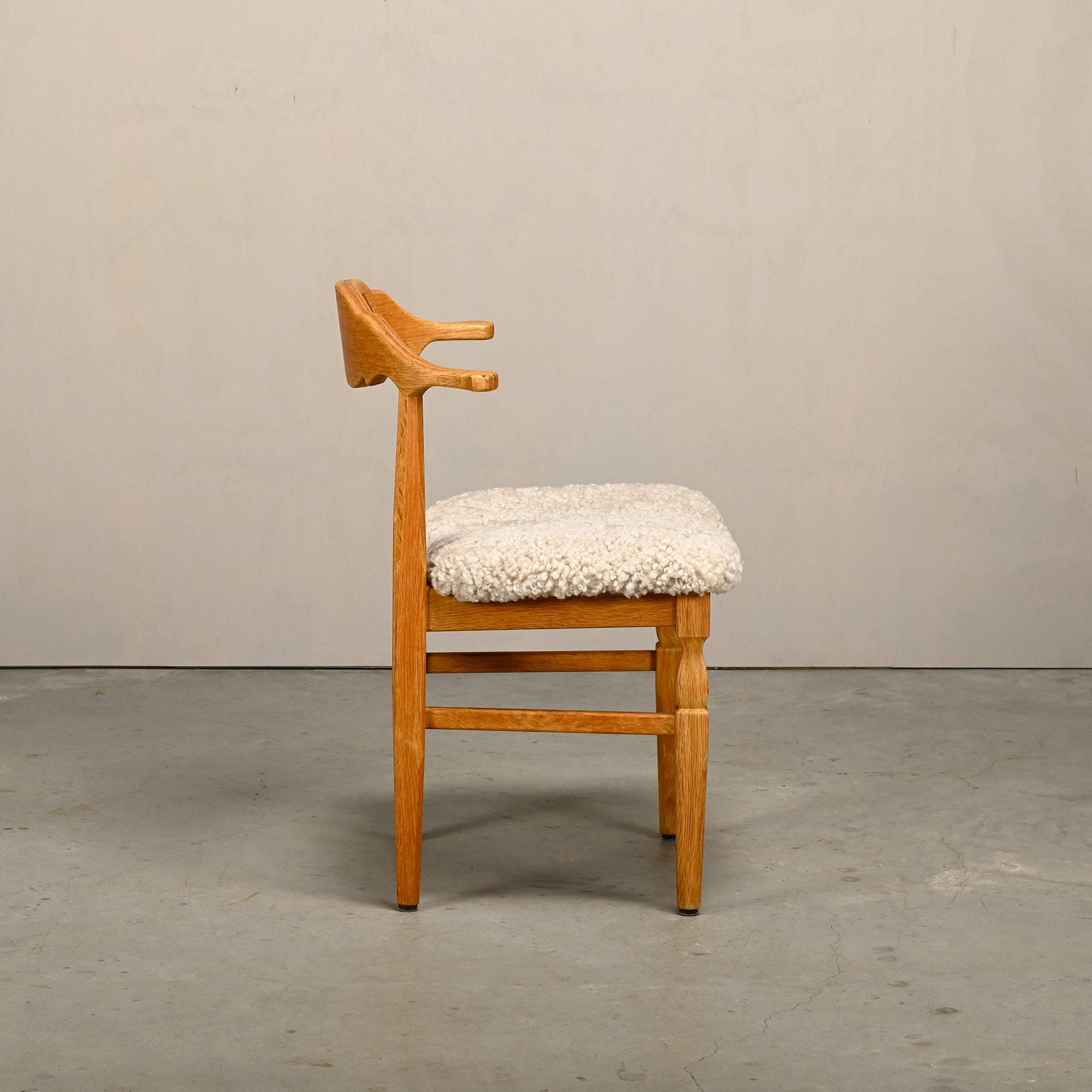 Set_of_8_Brutalist_Oak_Dining_Chairs_by_Henning_Kjærnulf_for_EG_Kvalitetsmøbel,_Off-White_Sheepskin,_Denmark,_1960s