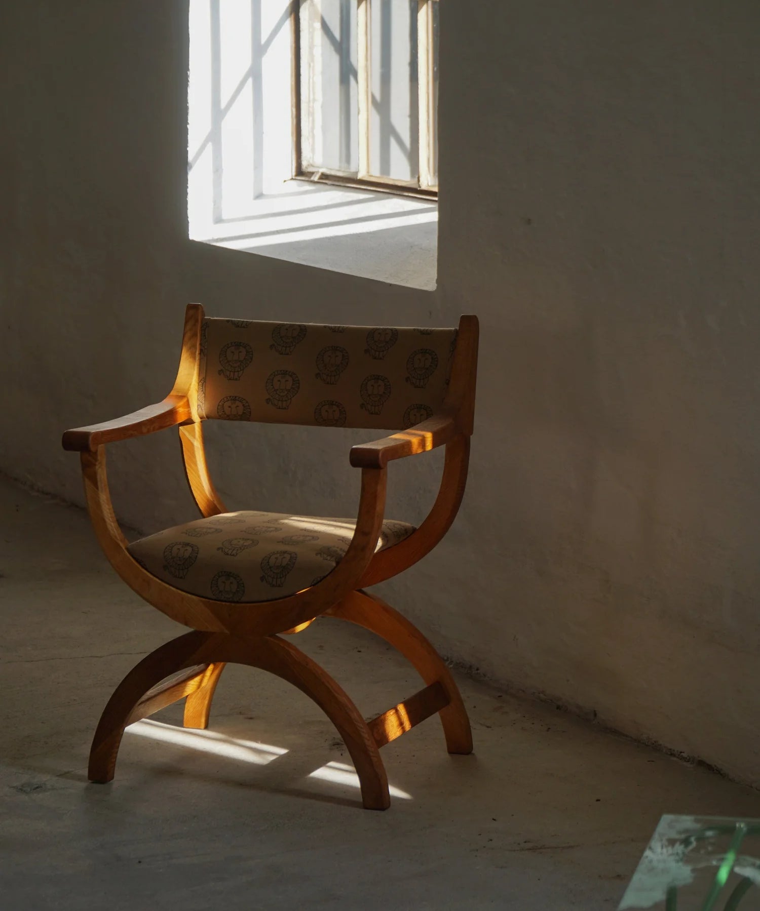 Henning_Kjærnulf_‘Kurul’_Armchair_in_Oak_with_Lisa_Larson_Textile