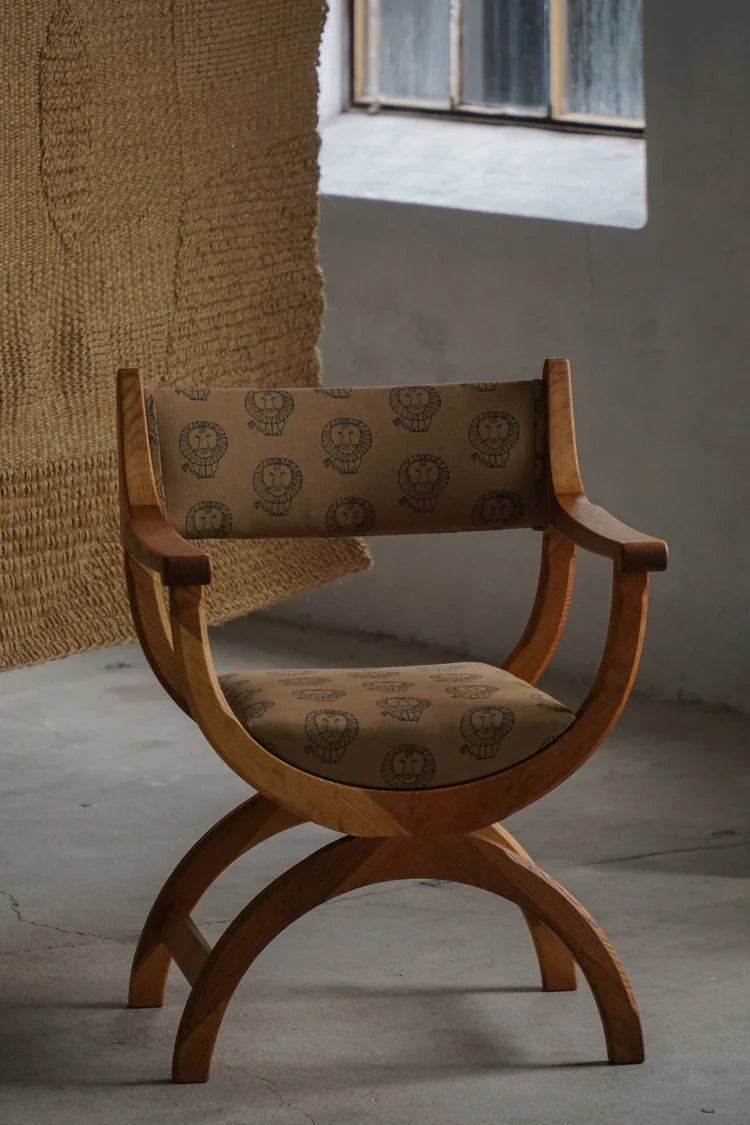 Henning_Kjærnulf_‘Kurul’_Armchair_in_Oak_with_Lisa_Larson_Textile