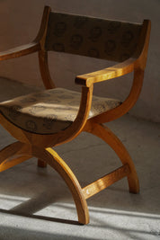 Henning_Kjærnulf_‘Kurul’_Armchair_in_Oak_with_Lisa_Larson_Textile