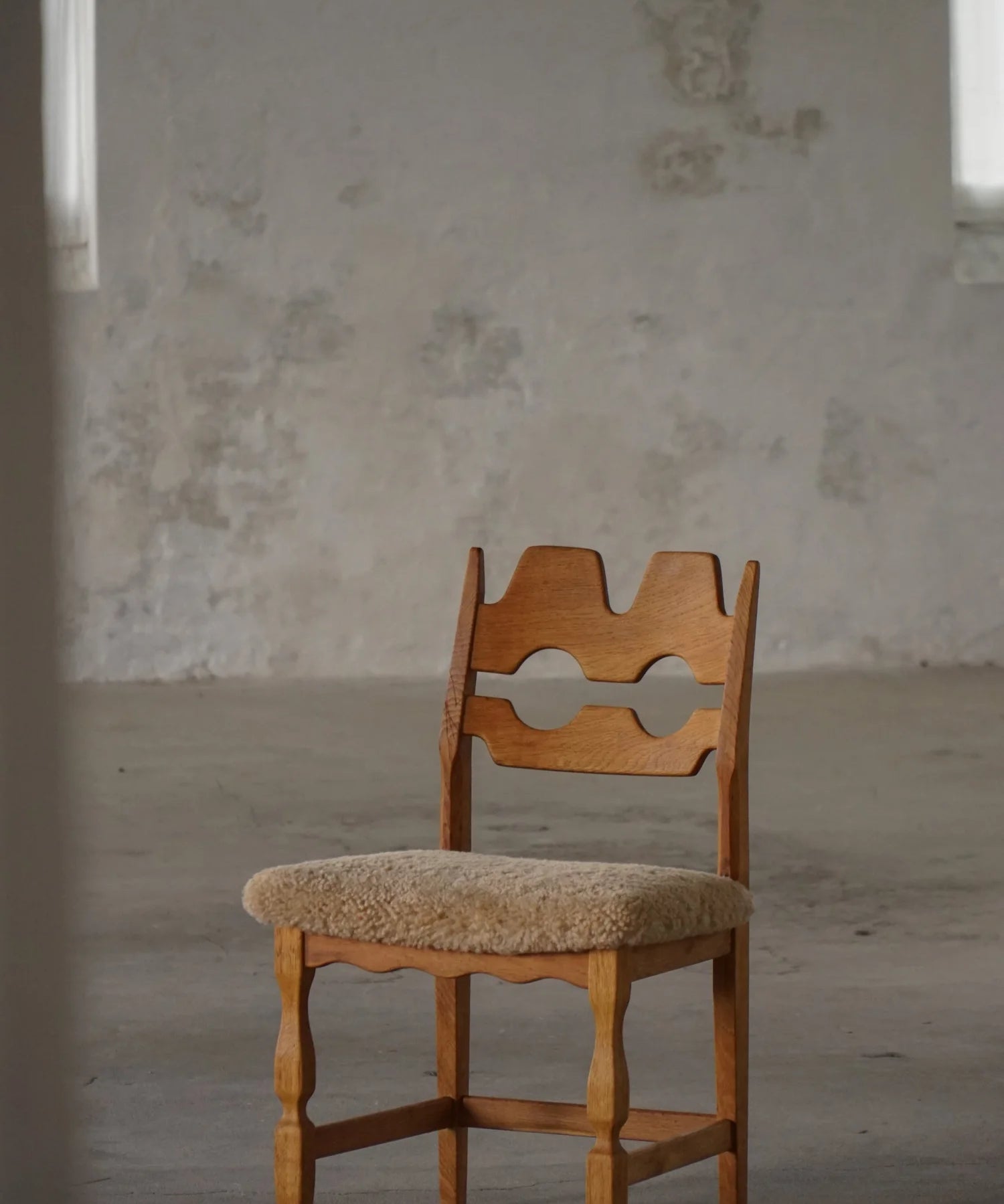 Henning_Kjærnulf_Razorblade_Dining_Chair_in_Oak_and_Lambswool,_Denmark,_1960s