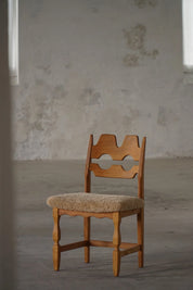 Henning_Kjærnulf_Razorblade_Dining_Chair_in_Oak_and_Lambswool,_Denmark,_1960s