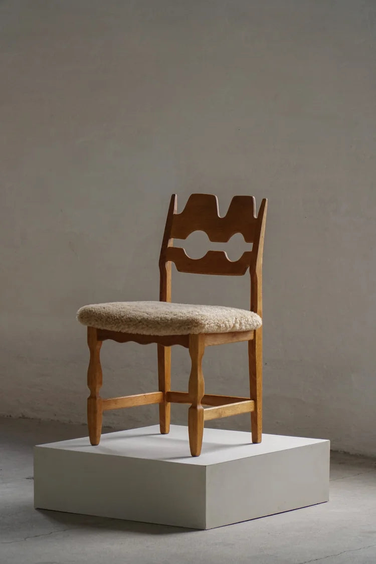 Henning_Kjærnulf_Razorblade_Dining_Chair_in_Oak_and_Lambswool,_Denmark,_1960s