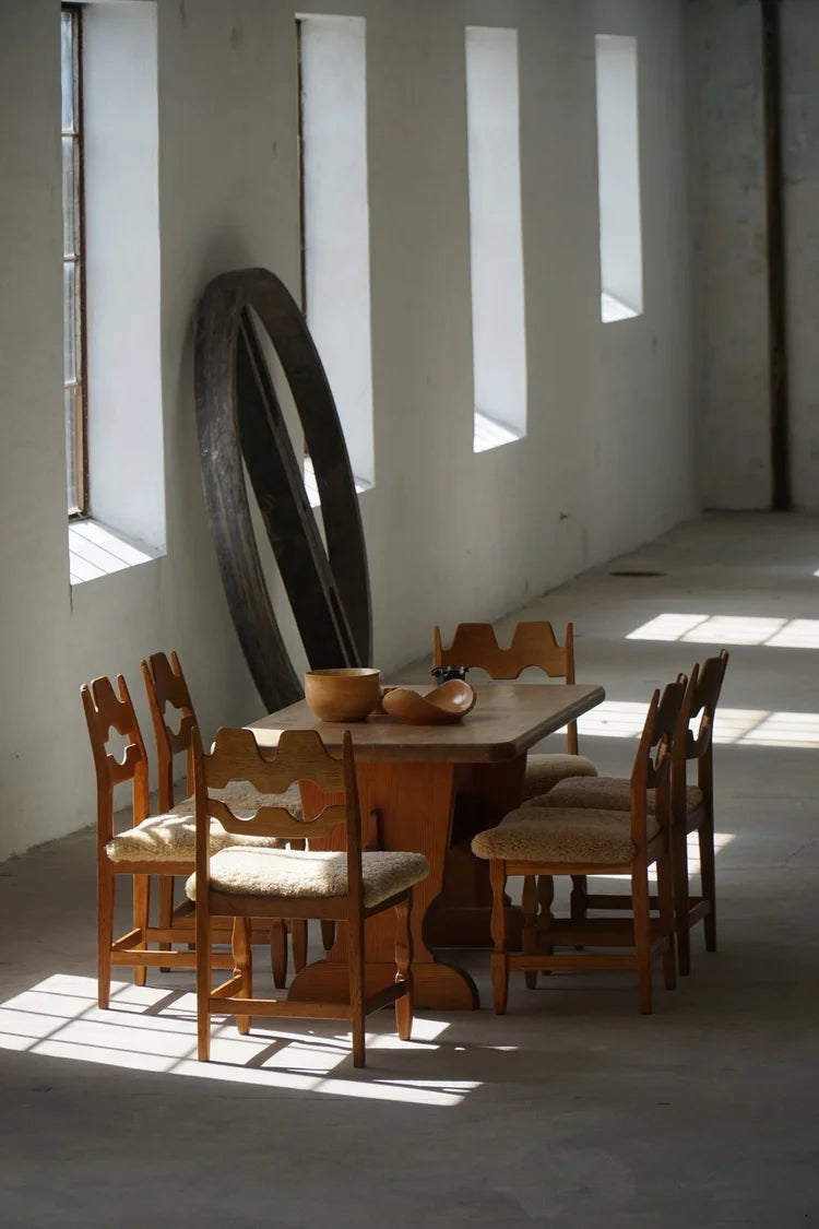Henning_Kjærnulf_Razorblade_Dining_Chair_in_Oak_and_Lambswool,_Denmark,_1960s