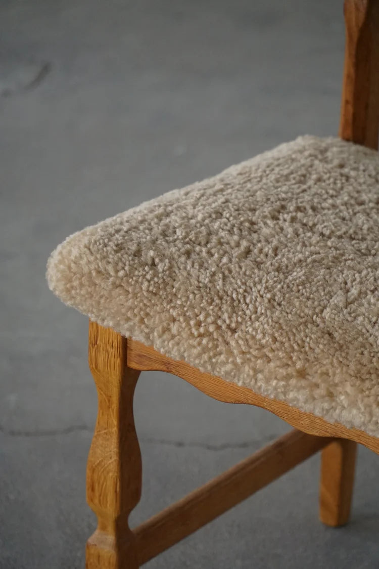 Henning_Kjærnulf_Razorblade_Dining_Chair_in_Oak_and_Lambswool,_Denmark,_1960s