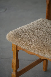 Henning_Kjærnulf_Razorblade_Dining_Chair_in_Oak_and_Lambswool,_Denmark,_1960s