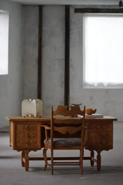 Henry_Kjærnulf_‘Razorblade’_Armchair_in_Oak_and_Lambswool,_Danish_Modern_Design