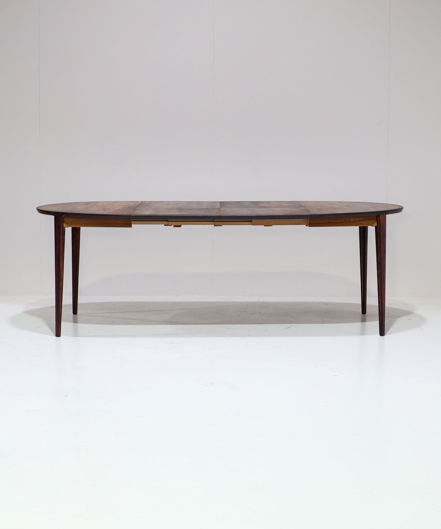Henry_Rosengren_Hansen_Extendable_Rosewood_Dining_Table_for_Brande_Møbelindustri,_Denmark_1960s