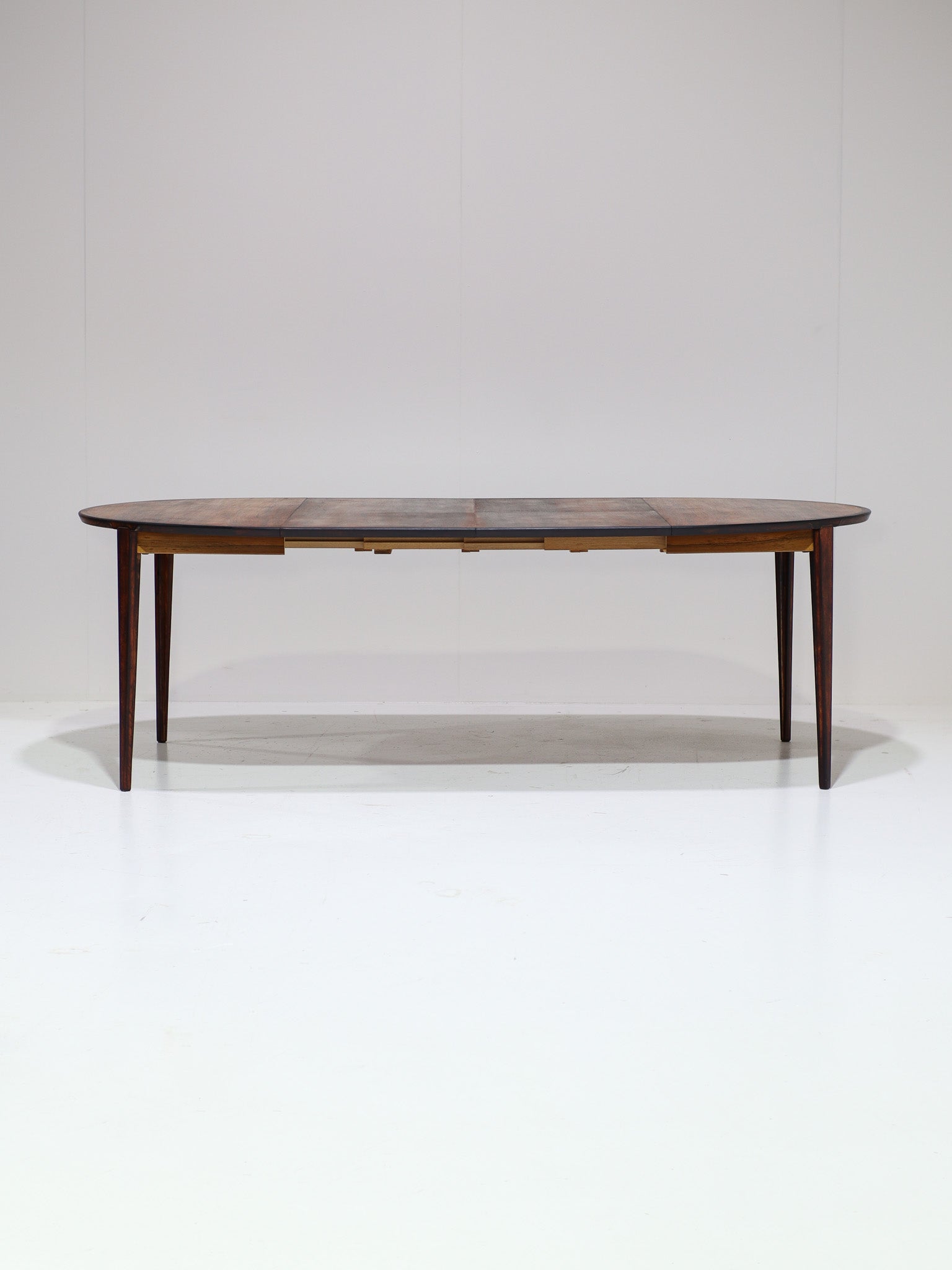 Henry_Rosengren_Hansen_Extendable_Rosewood_Dining_Table_for_Brande_Møbelindustri,_Denmark_1960s