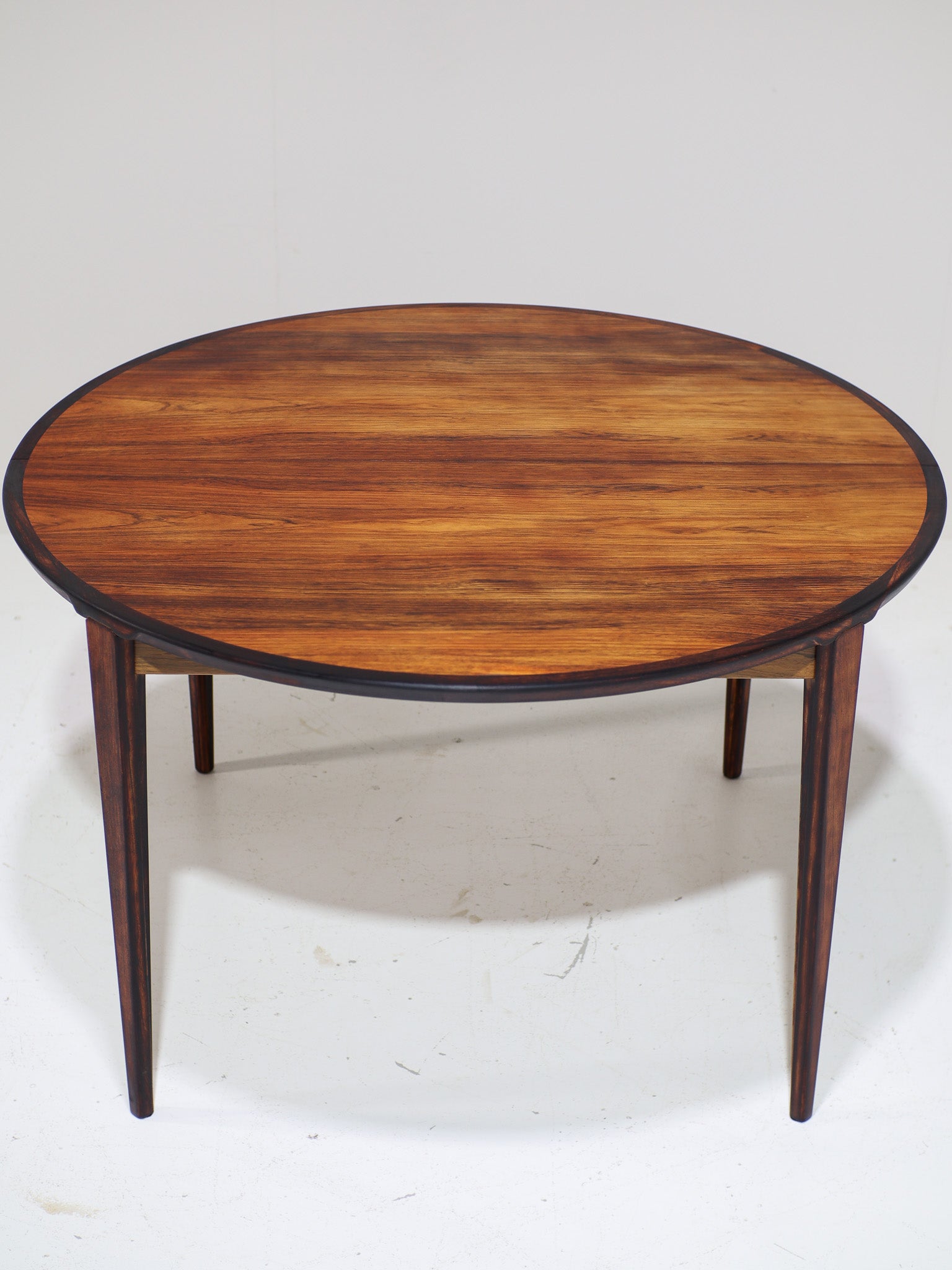 Henry_Rosengren_Hansen_Extendable_Rosewood_Dining_Table_for_Brande_Møbelindustri,_Denmark_1960s