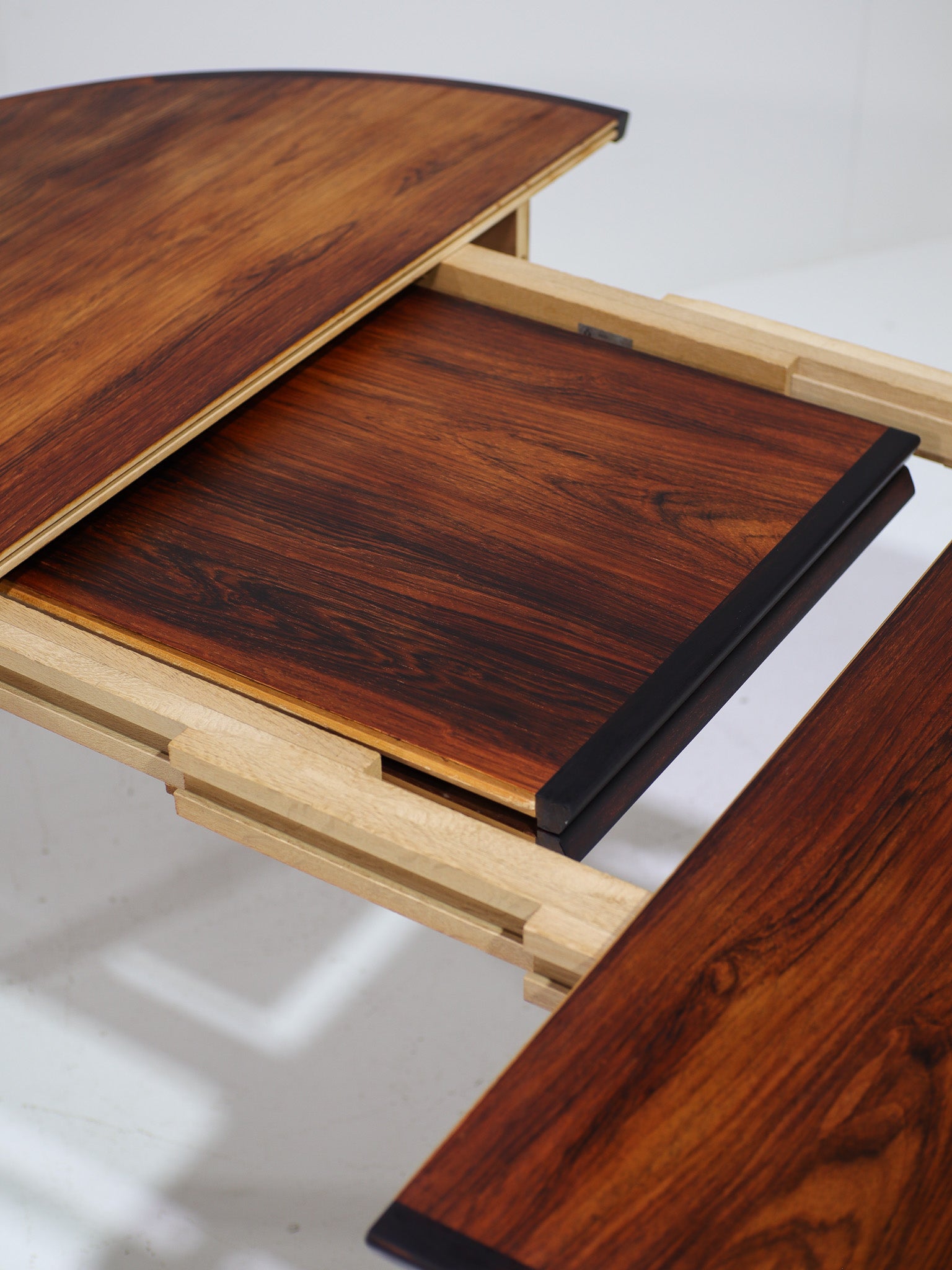 Henry_Rosengren_Hansen_Extendable_Rosewood_Dining_Table_for_Brande_Møbelindustri,_Denmark_1960s