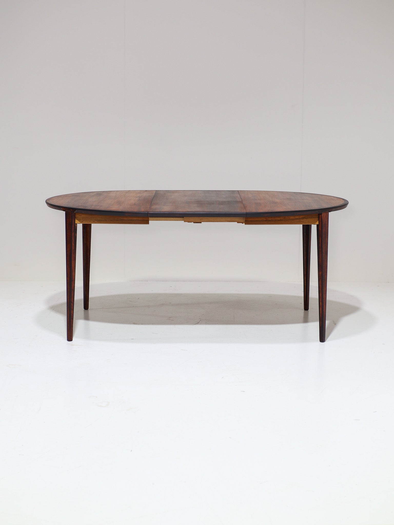 Henry_Rosengren_Hansen_Extendable_Rosewood_Dining_Table_for_Brande_Møbelindustri,_Denmark_1960s