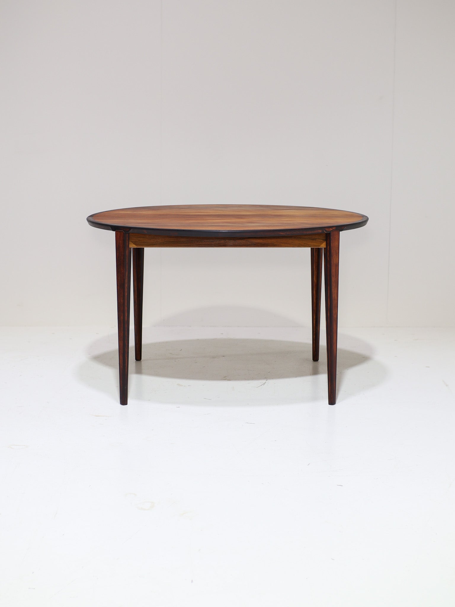 Henry_Rosengren_Hansen_Extendable_Rosewood_Dining_Table_for_Brande_Møbelindustri,_Denmark_1960s