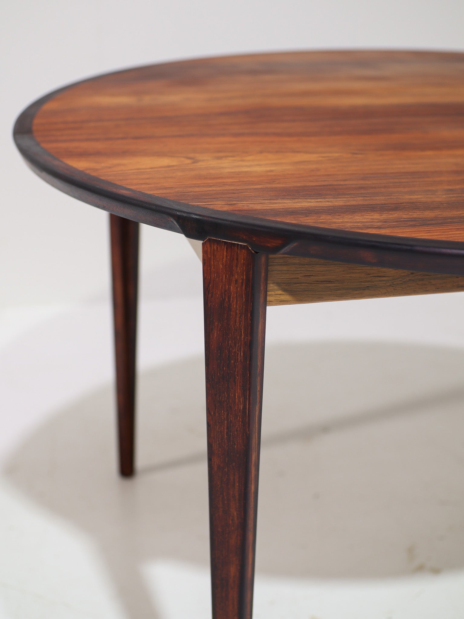 Henry_Rosengren_Hansen_Extendable_Rosewood_Dining_Table_for_Brande_Møbelindustri,_Denmark_1960s