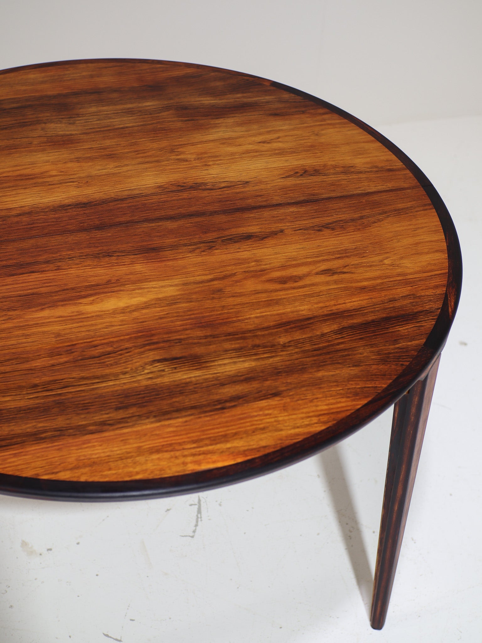 Henry_Rosengren_Hansen_Extendable_Rosewood_Dining_Table_for_Brande_Møbelindustri,_Denmark_1960s