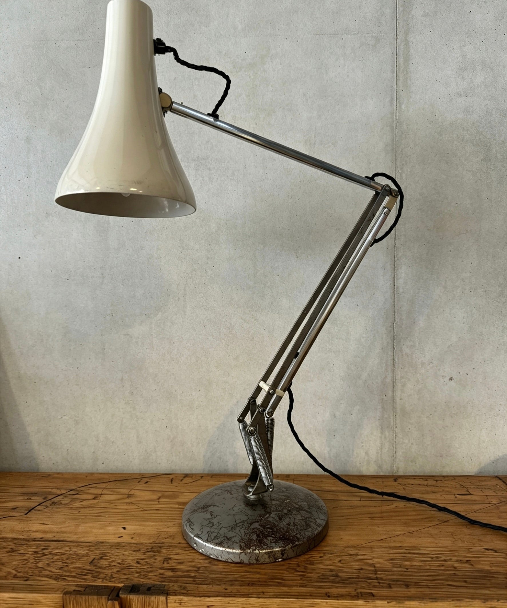 Model_90_Anglepoise_Table_Lamp_by_George_Carwardine_for_Herbert_Terry_&_Sons,_Britain,_1970s