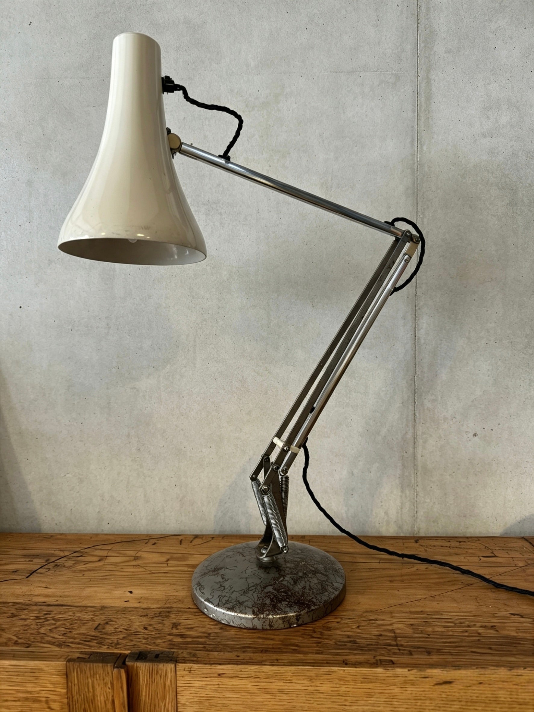 Model_90_Anglepoise_Table_Lamp_by_George_Carwardine_for_Herbert_Terry_&_Sons,_Britain,_1970s